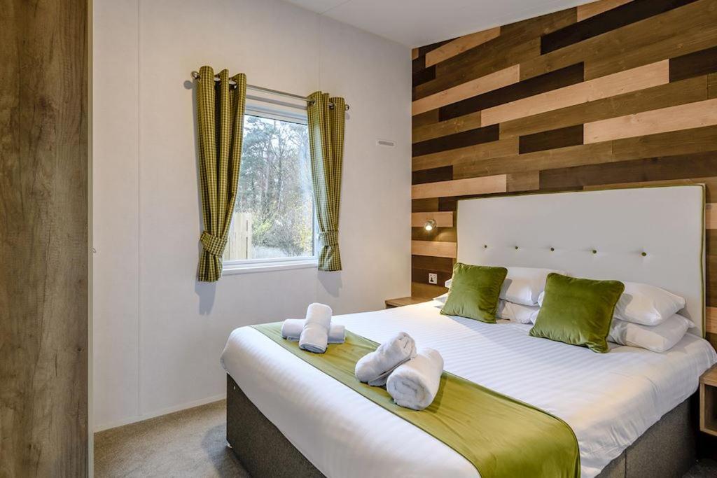 One-Bedroom Cabin With Double Bed And Hot Tub - Non-Smoking