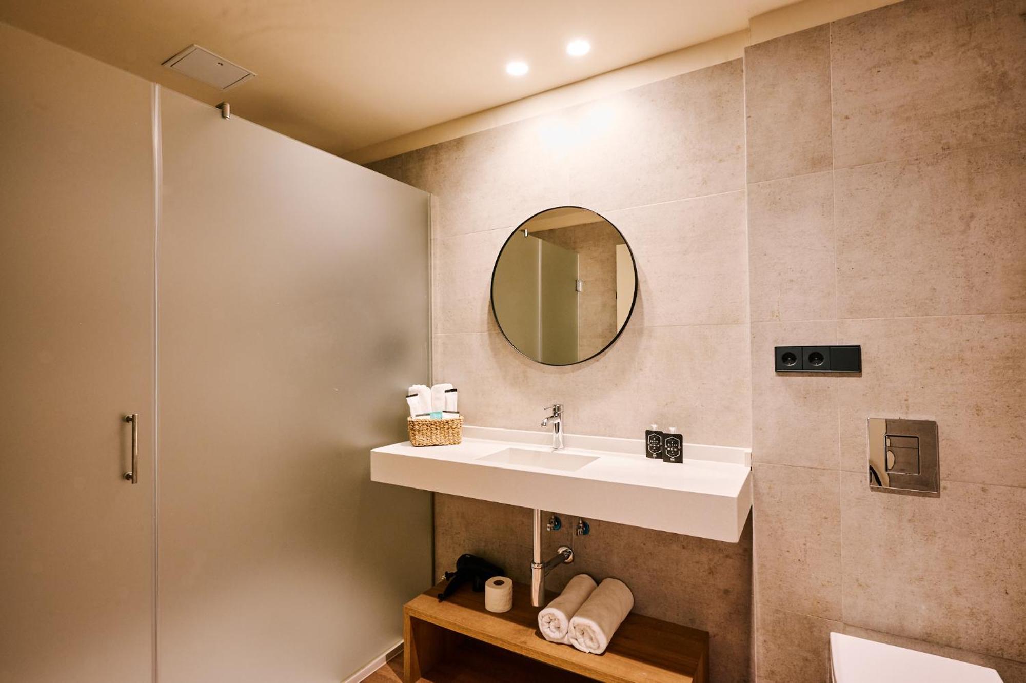 Deluxe Double Room - Photo 14