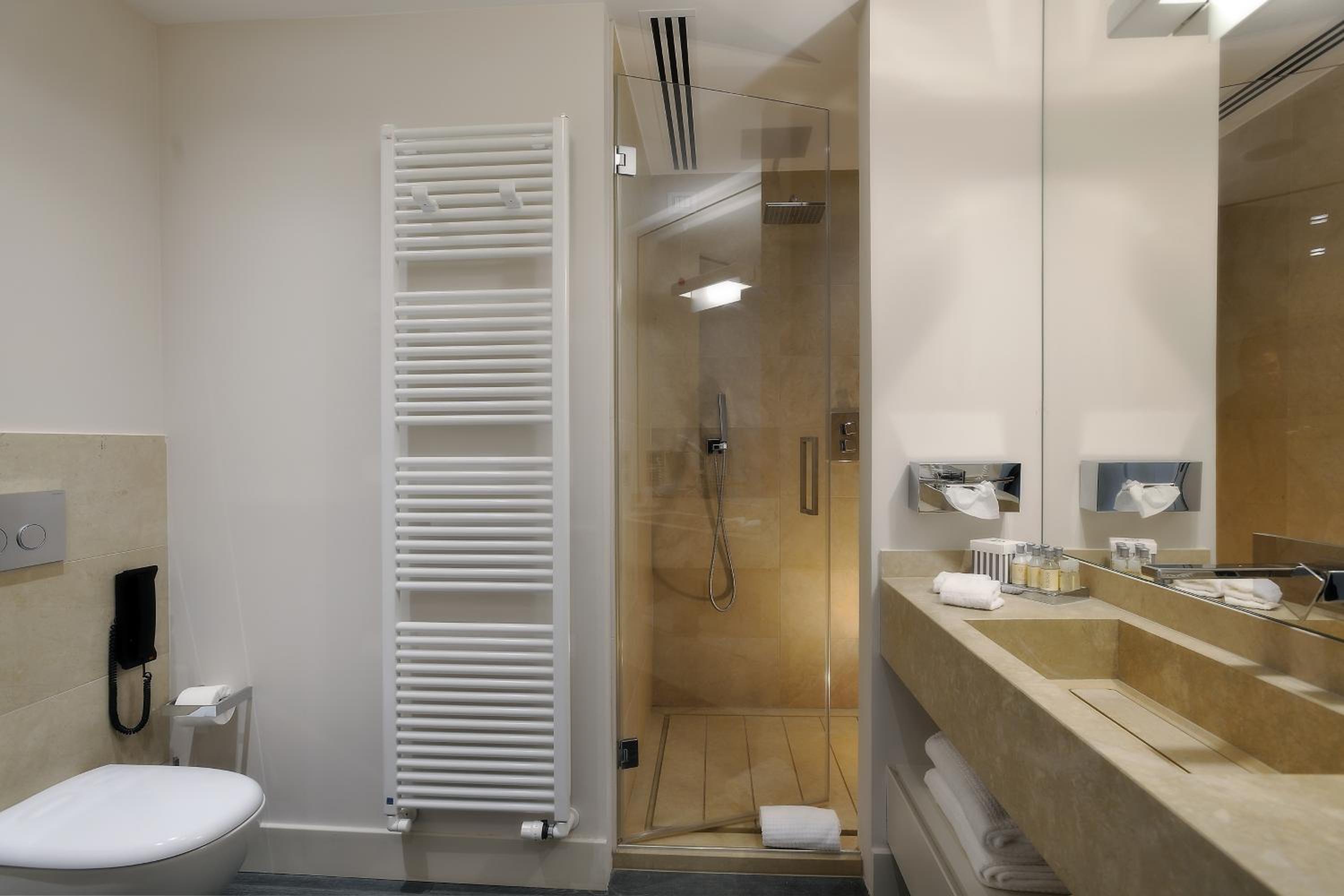 Superior Suite - Photo 31