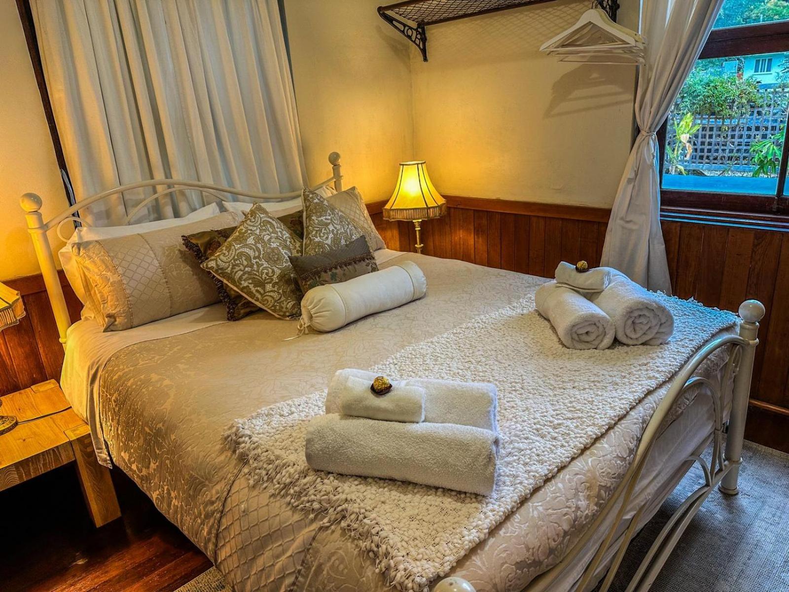 Queen Room with Shared Bathroom photo 3