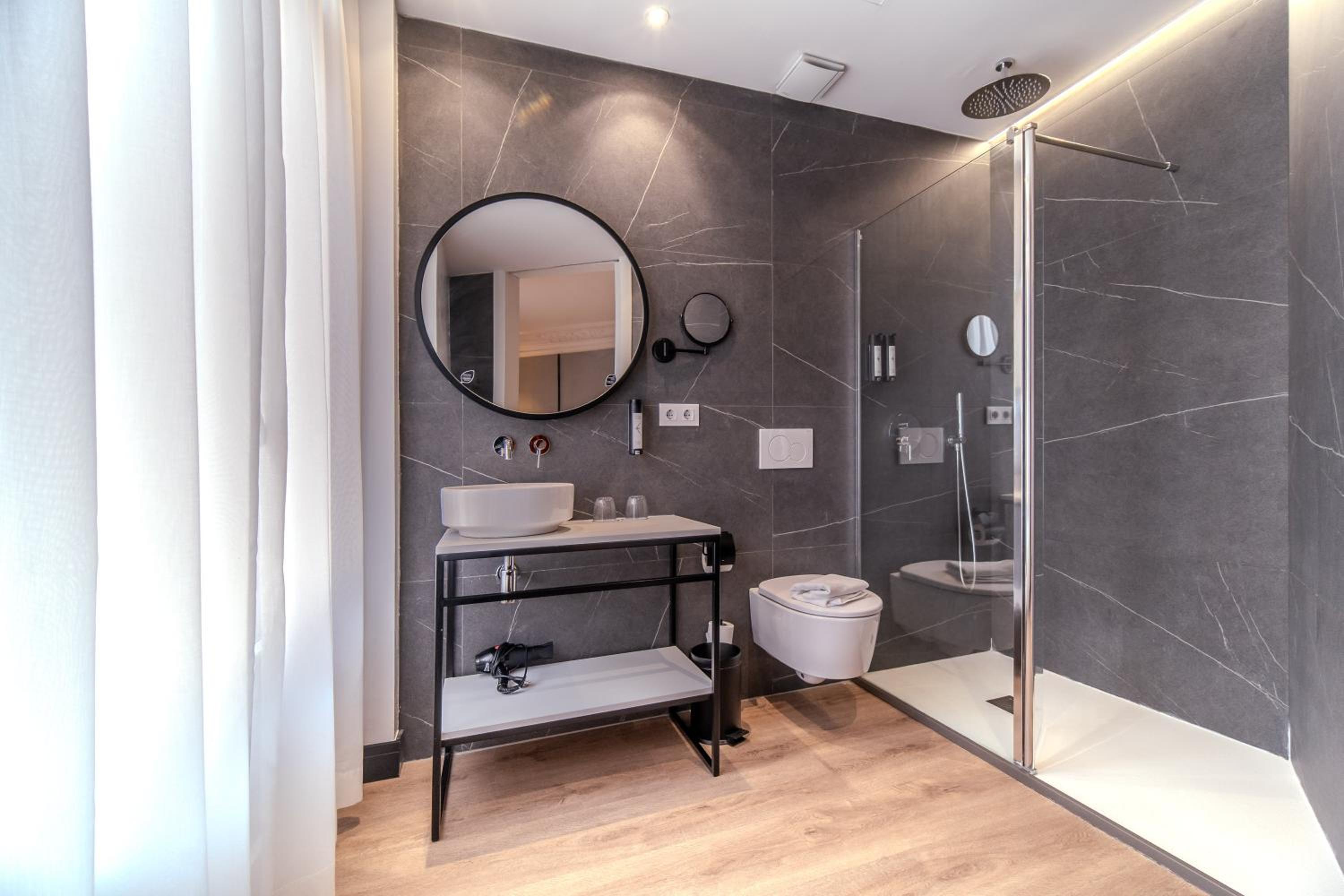 Double or Twin Room - Photo 4