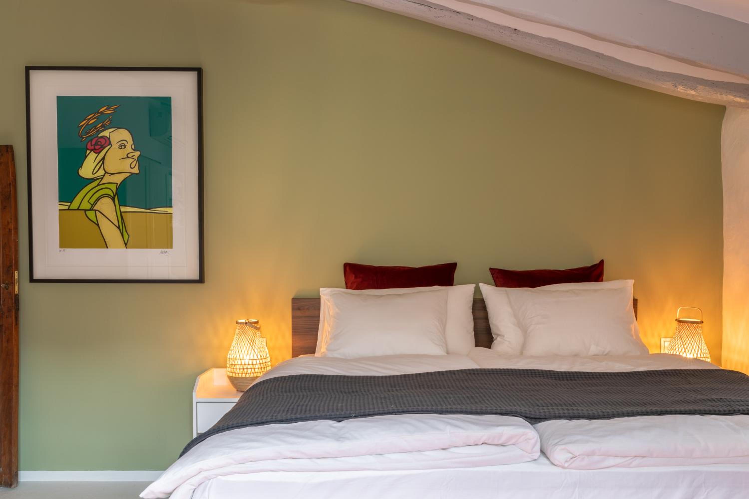 Queen Room photo 2