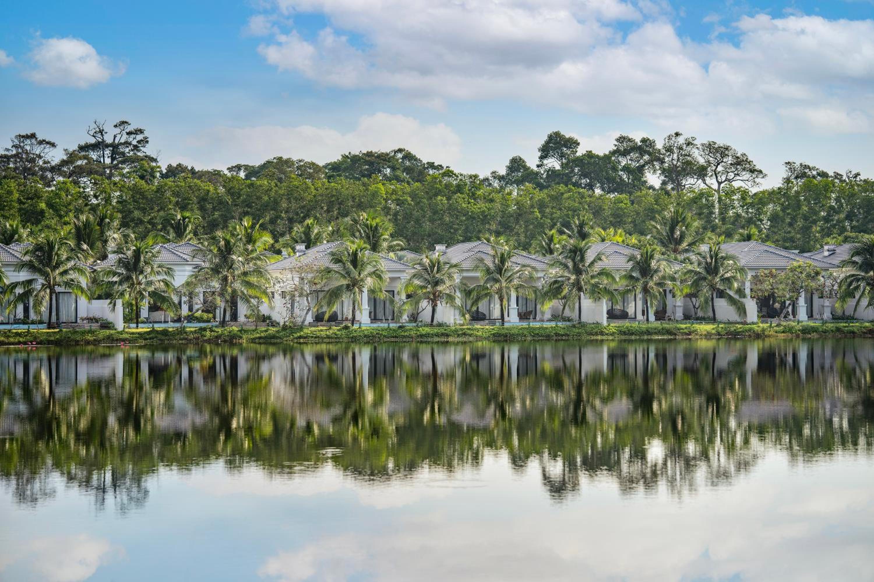 Three-Bedroom Villa with Lake View and Private Pool photo 2