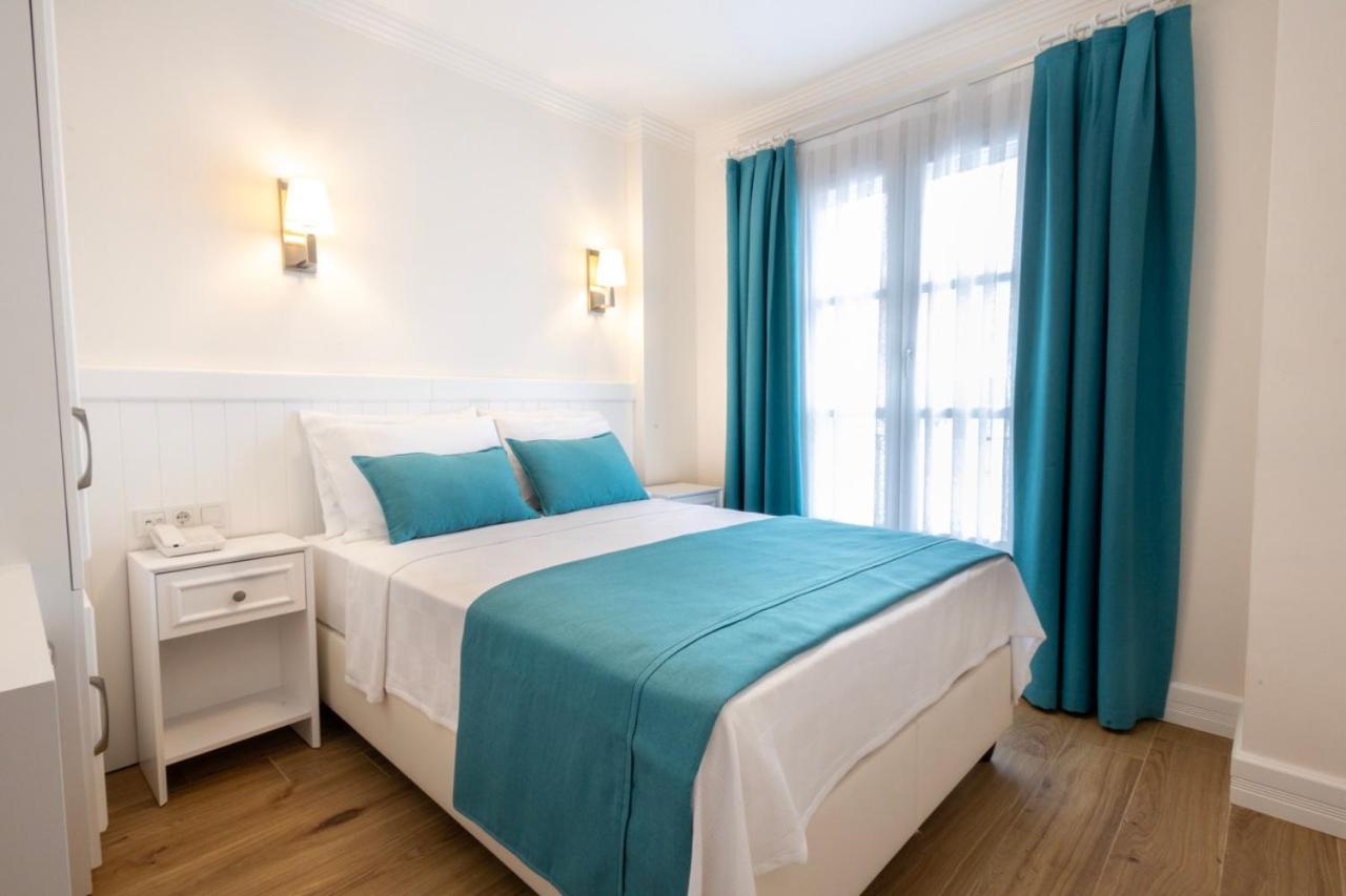 Deluxe Room (2 Adults + 1 Child)
