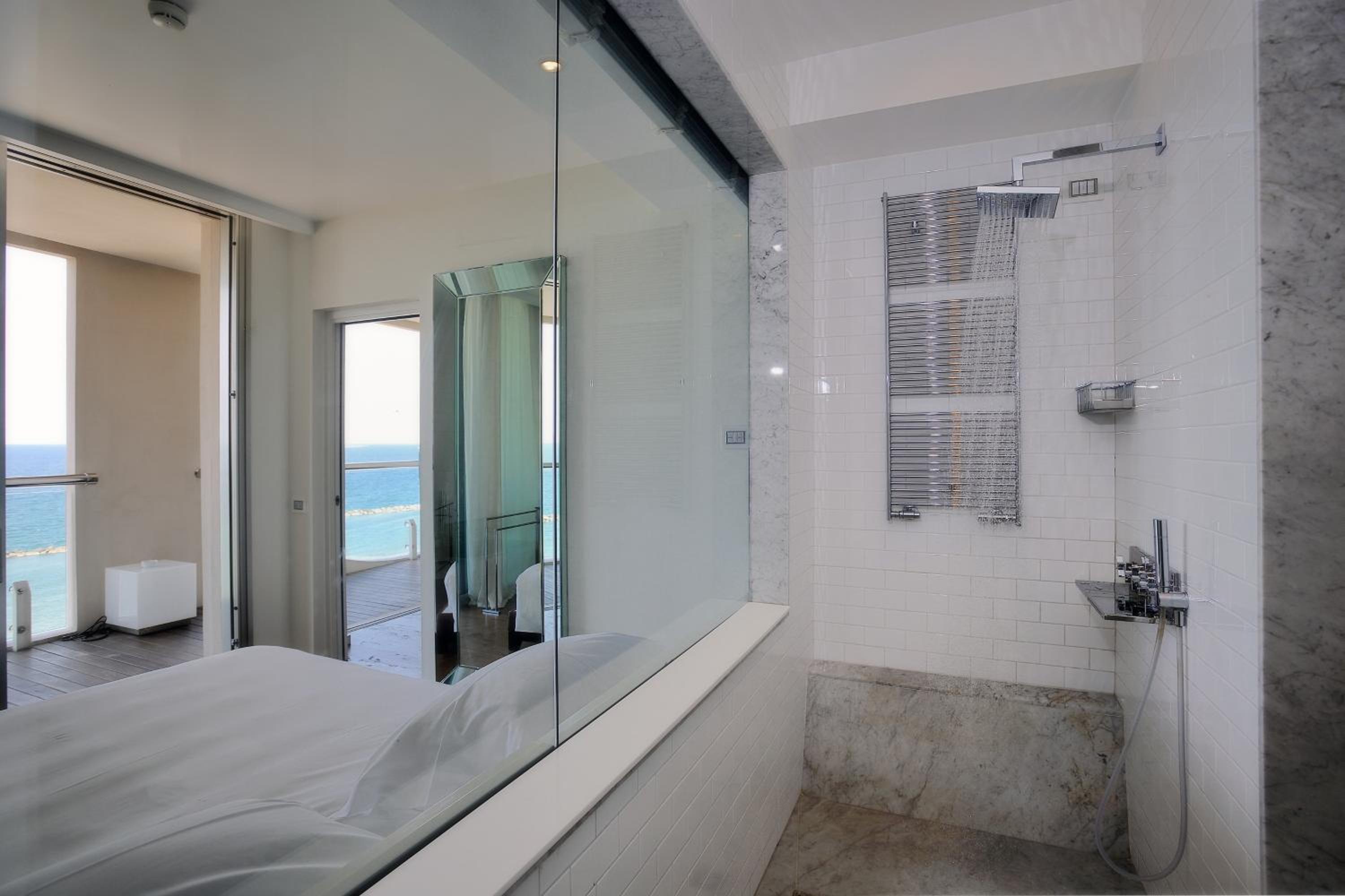 Superior Suite - Photo 22