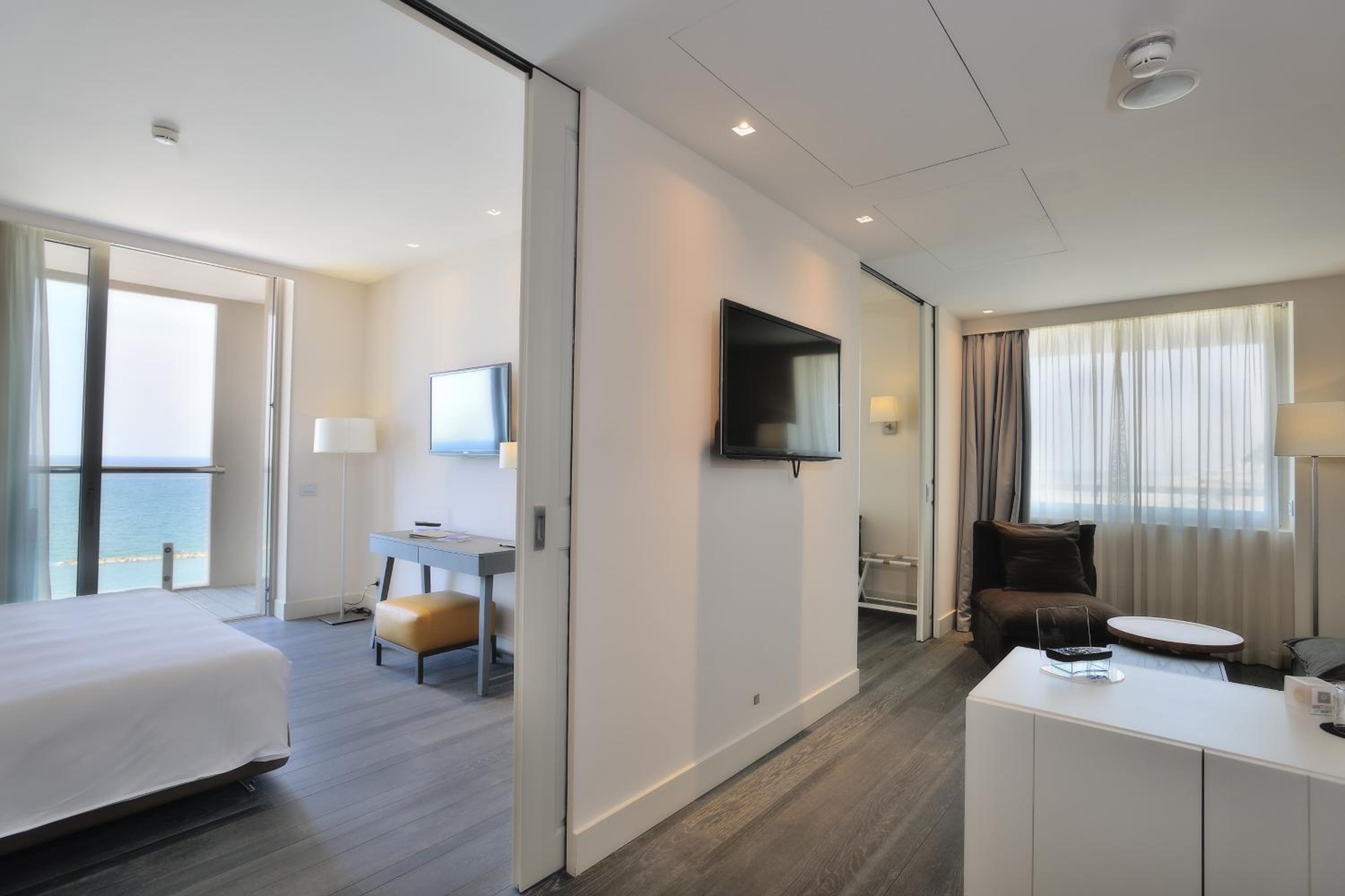 Superior Suite - Photo 30
