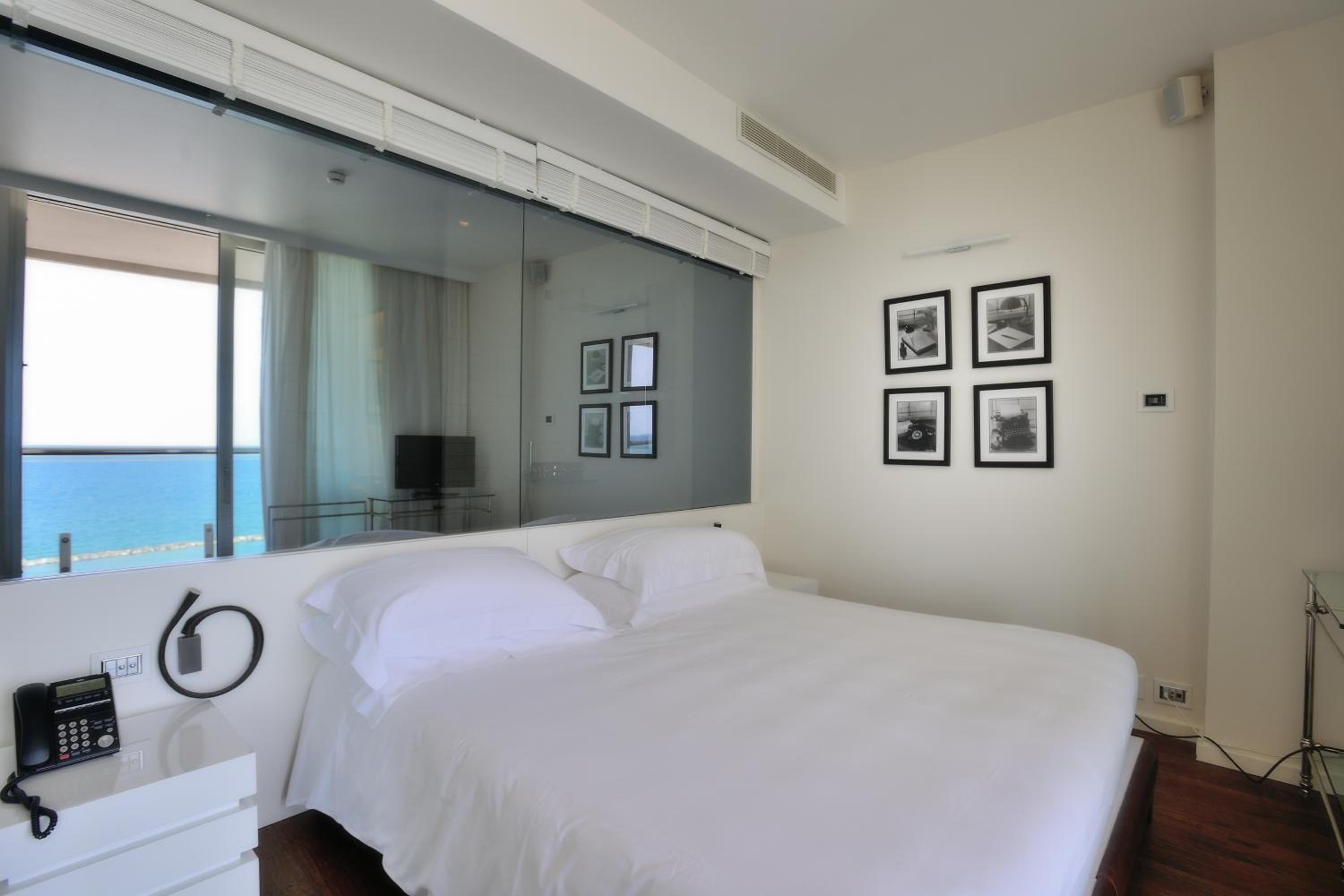 Superior Suite - Photo 12