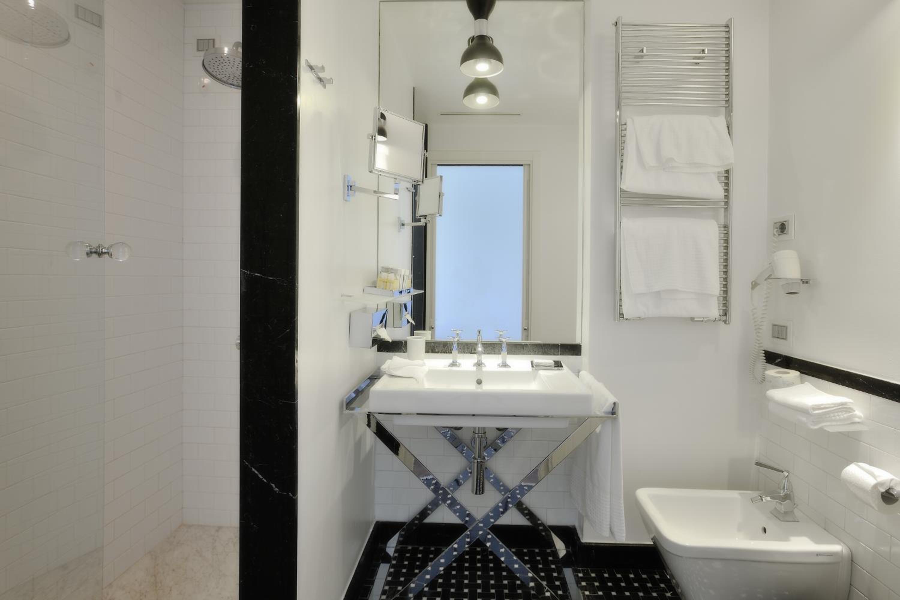 Deluxe Double Room with Sea View - Photo 4
