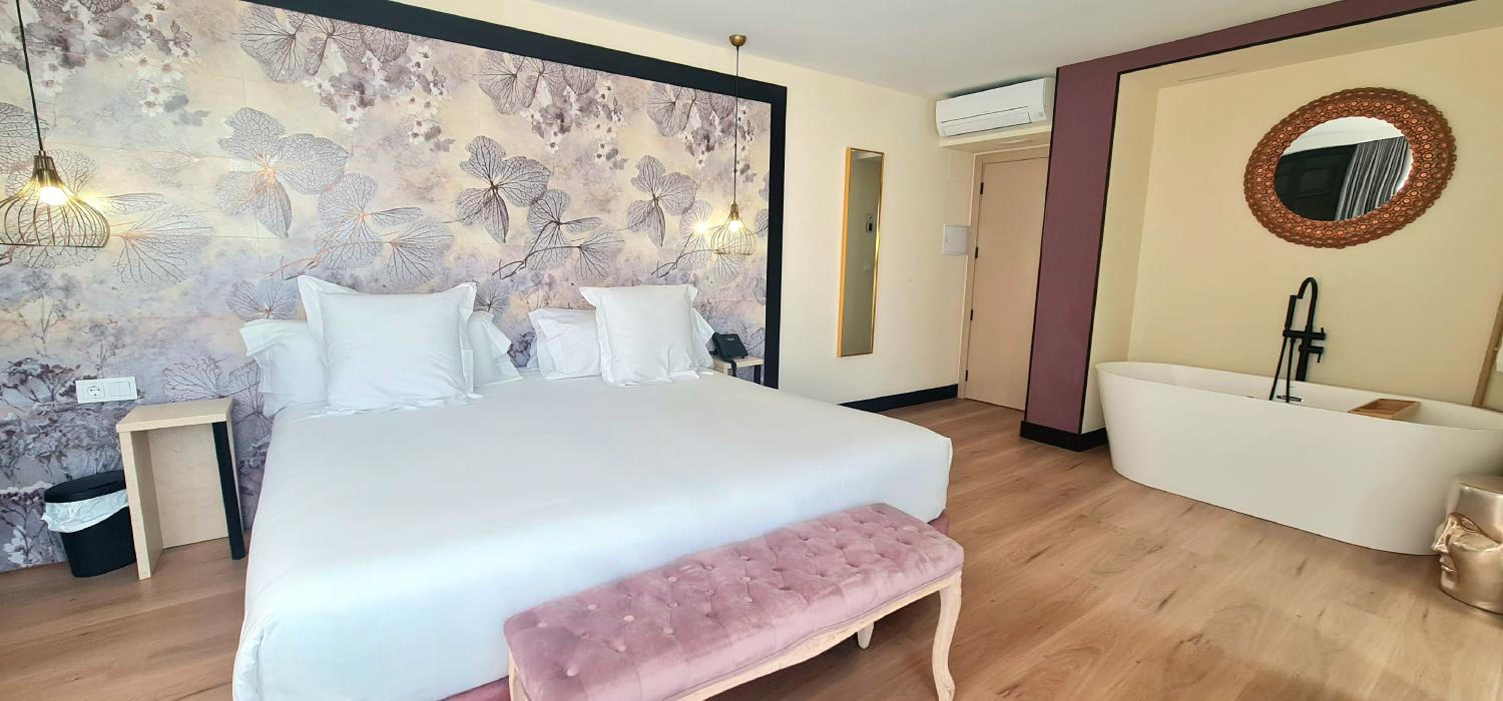 Deluxe Suite with Spa Bath photo 3