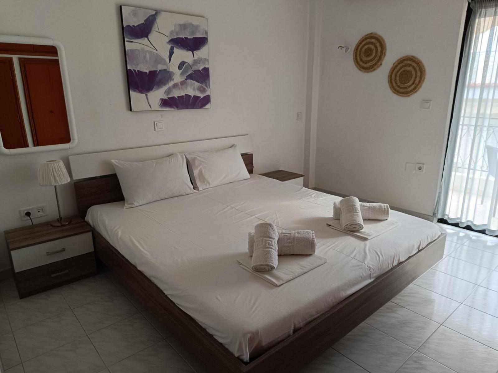 Deluxe Double Room (2 Adults + 1 Child)