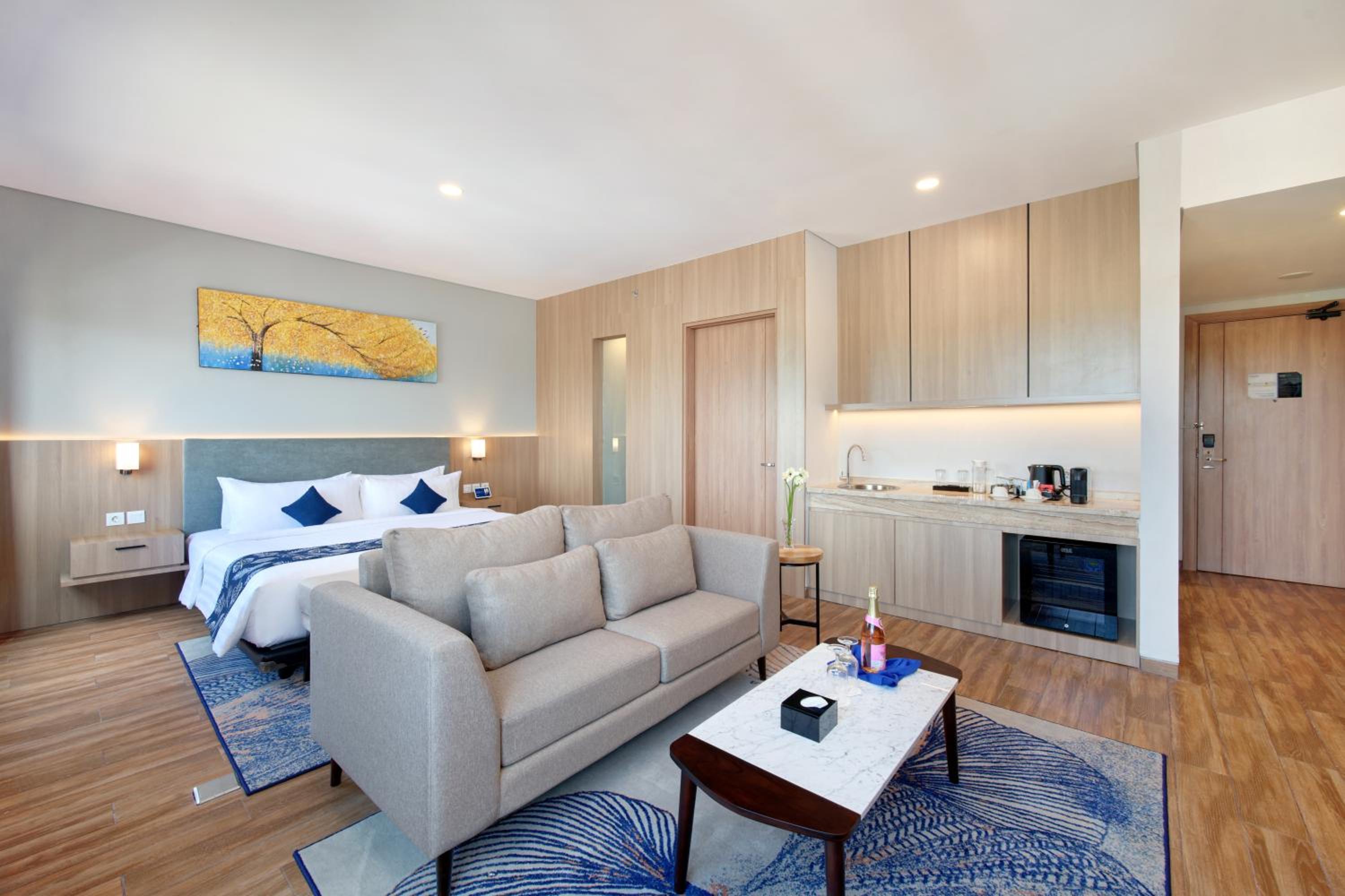 Executive Suite - Photo 1