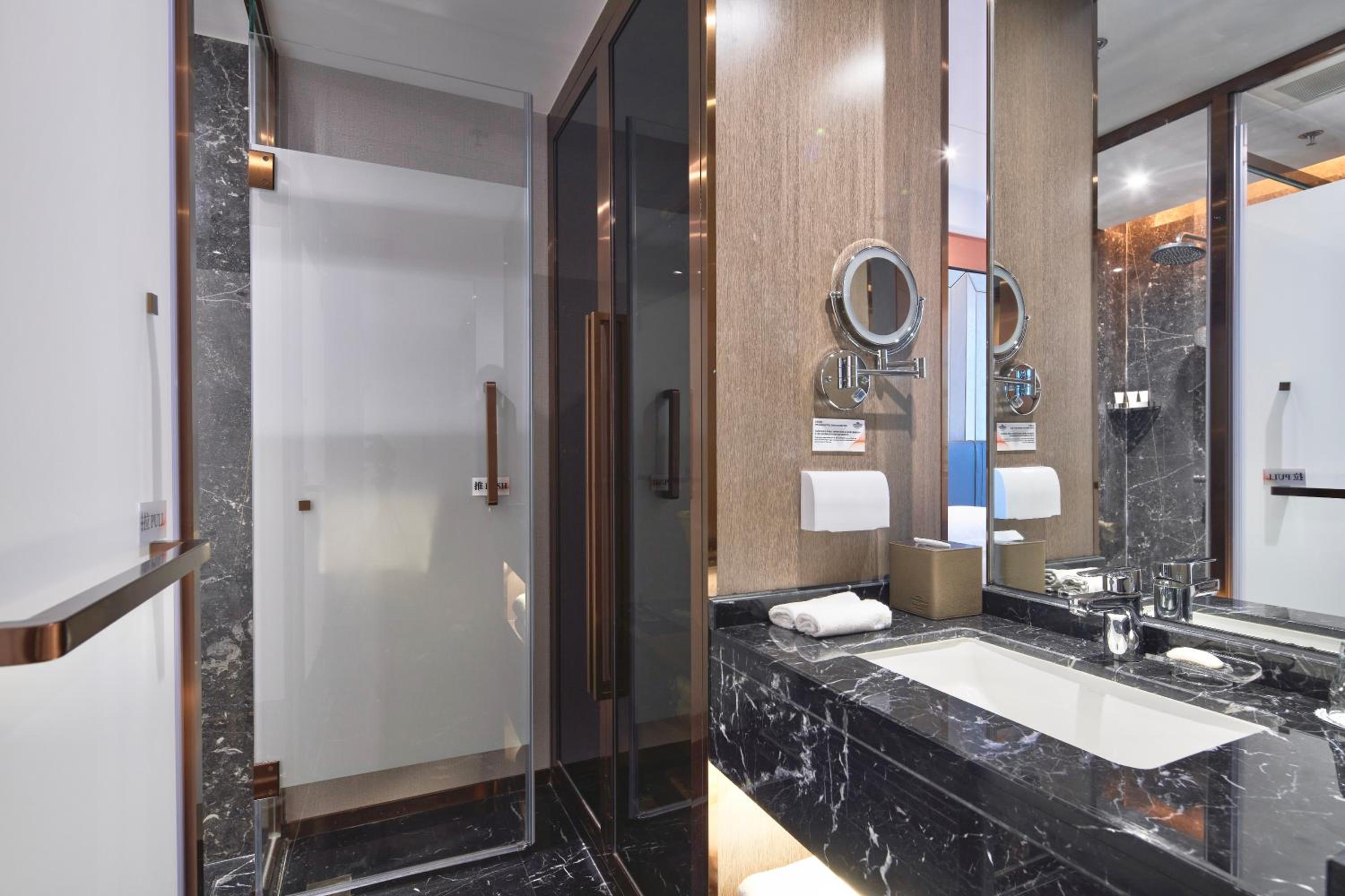 Executive King Room thumbnail 6