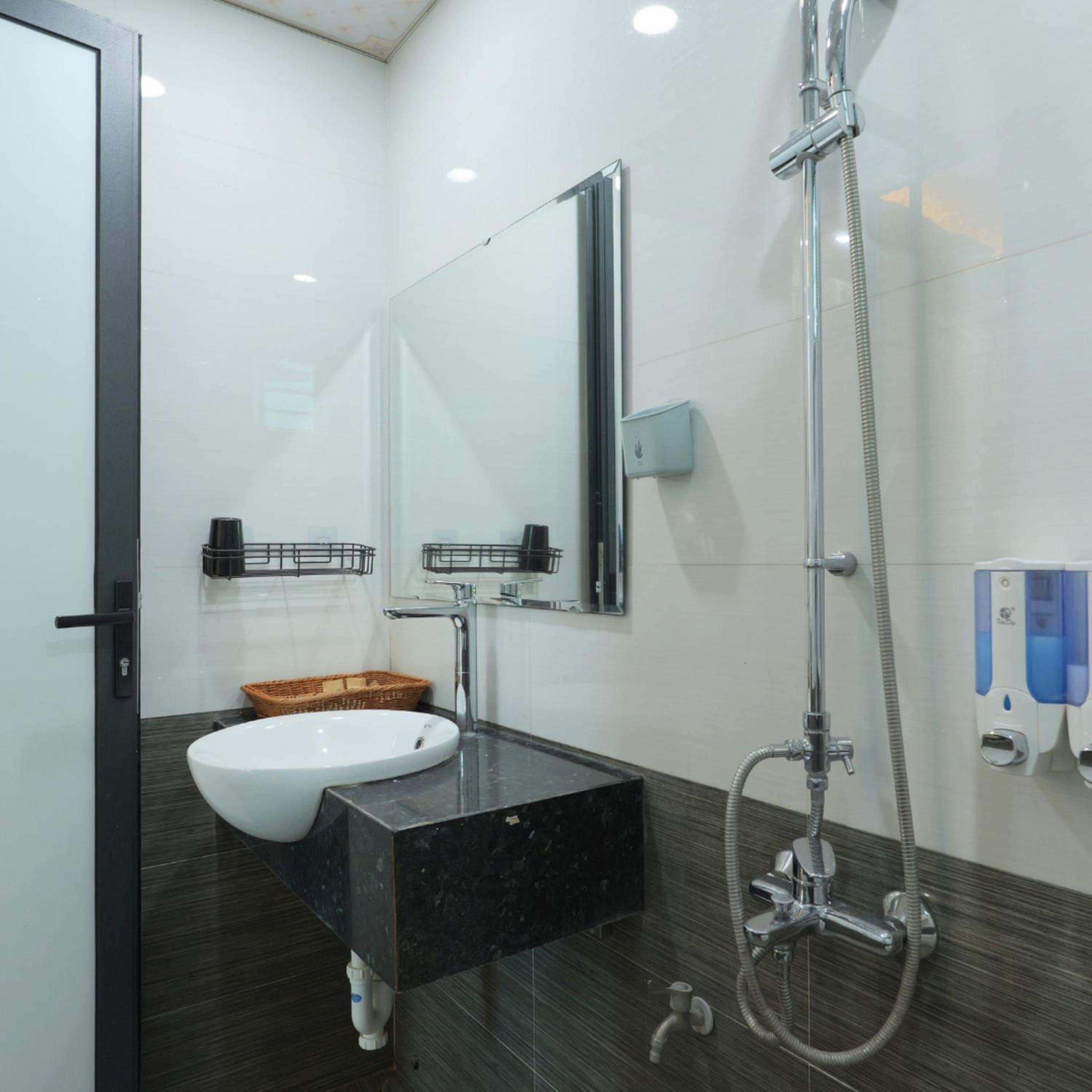 Standard Twin Room - Photo 7