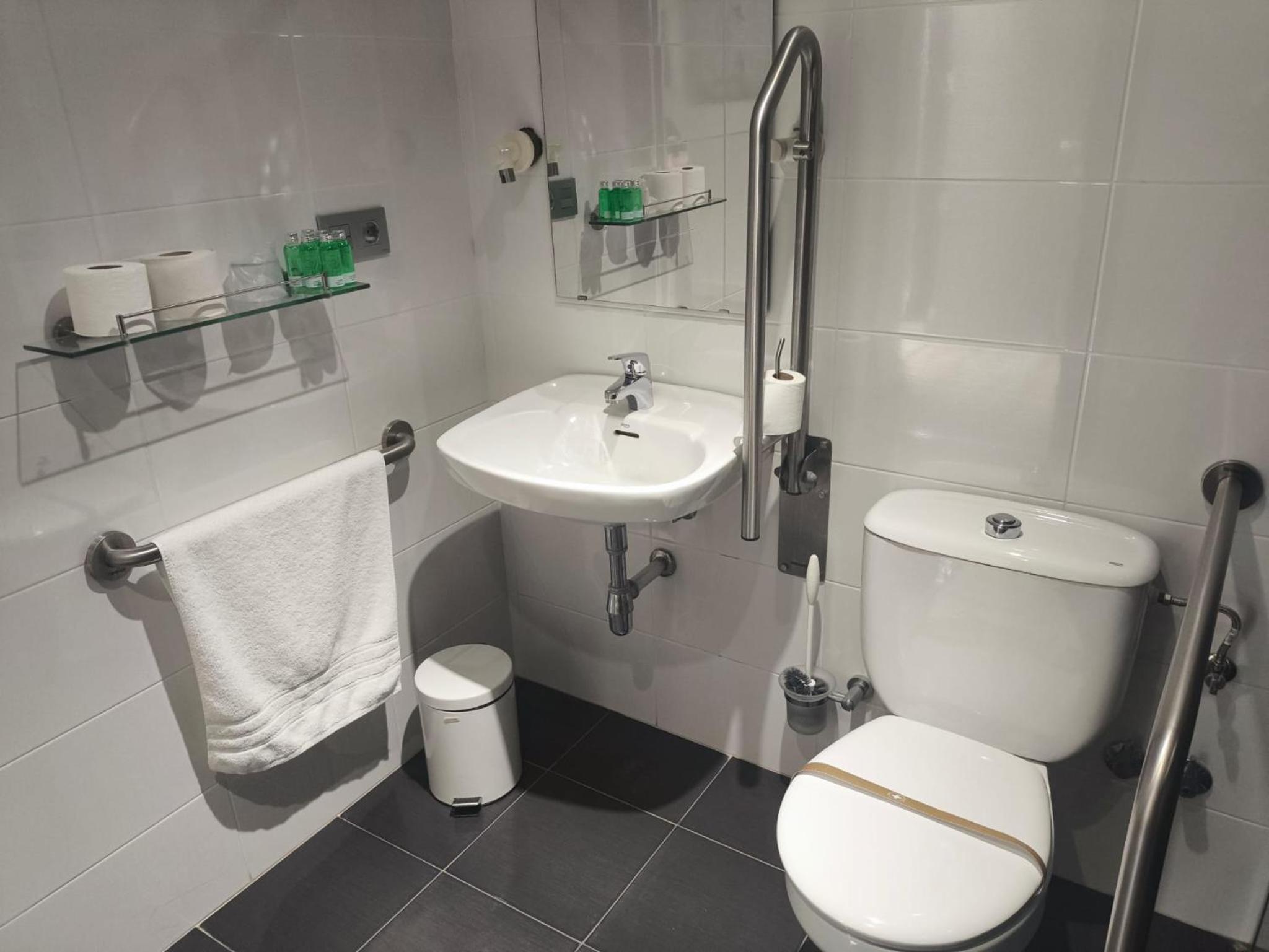 Triple Room - Disability Access - Photo 5