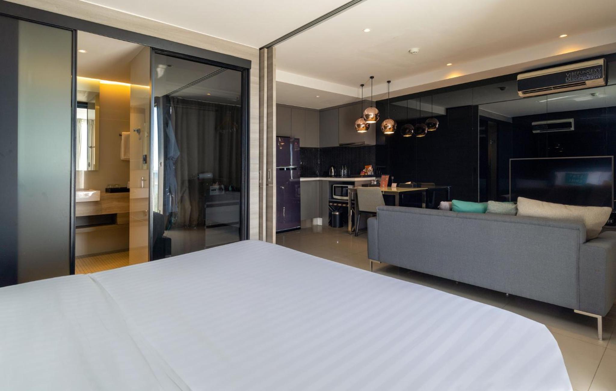 Deluxe King Room - Photo 1