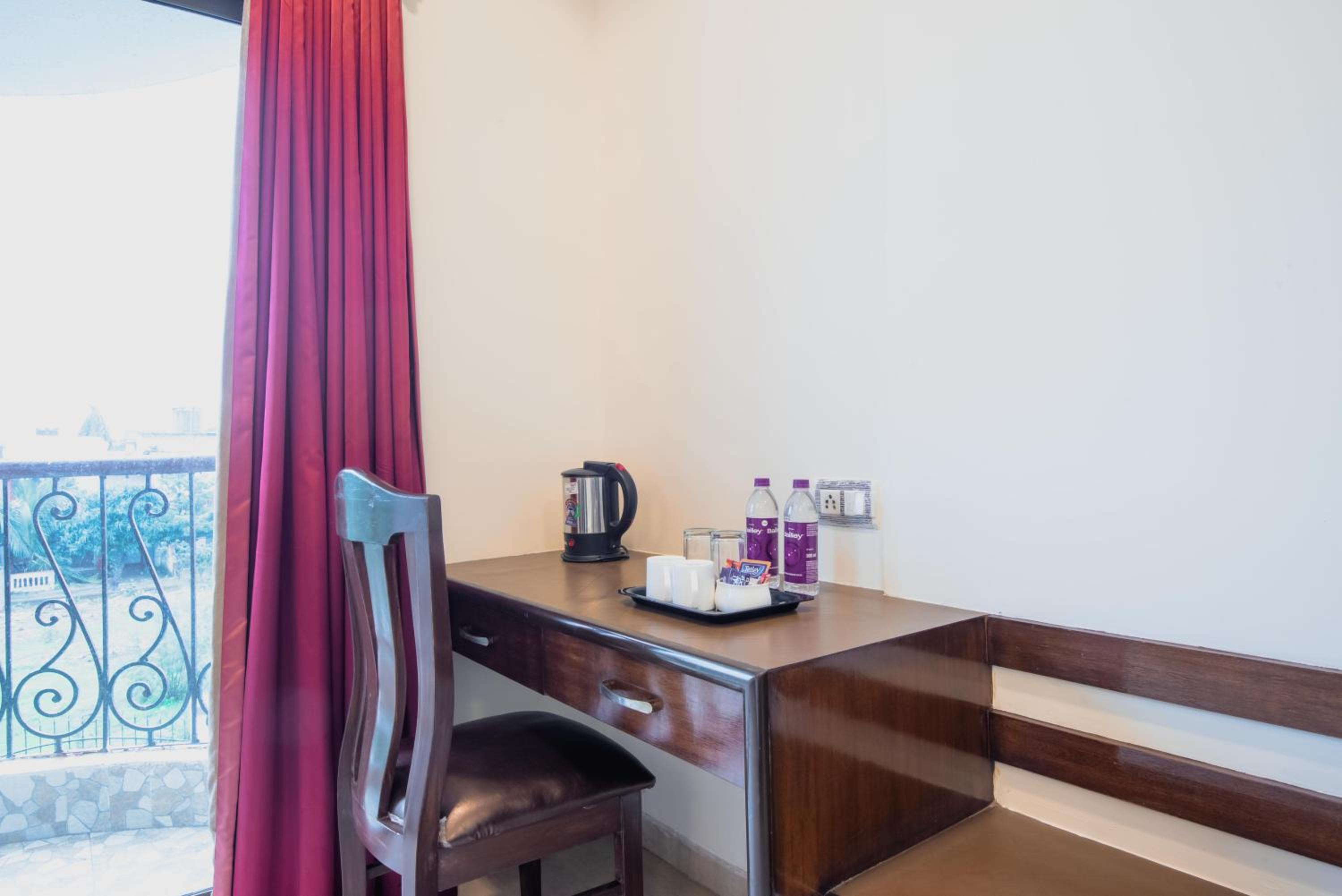 Deluxe Room with Balcony photo 3