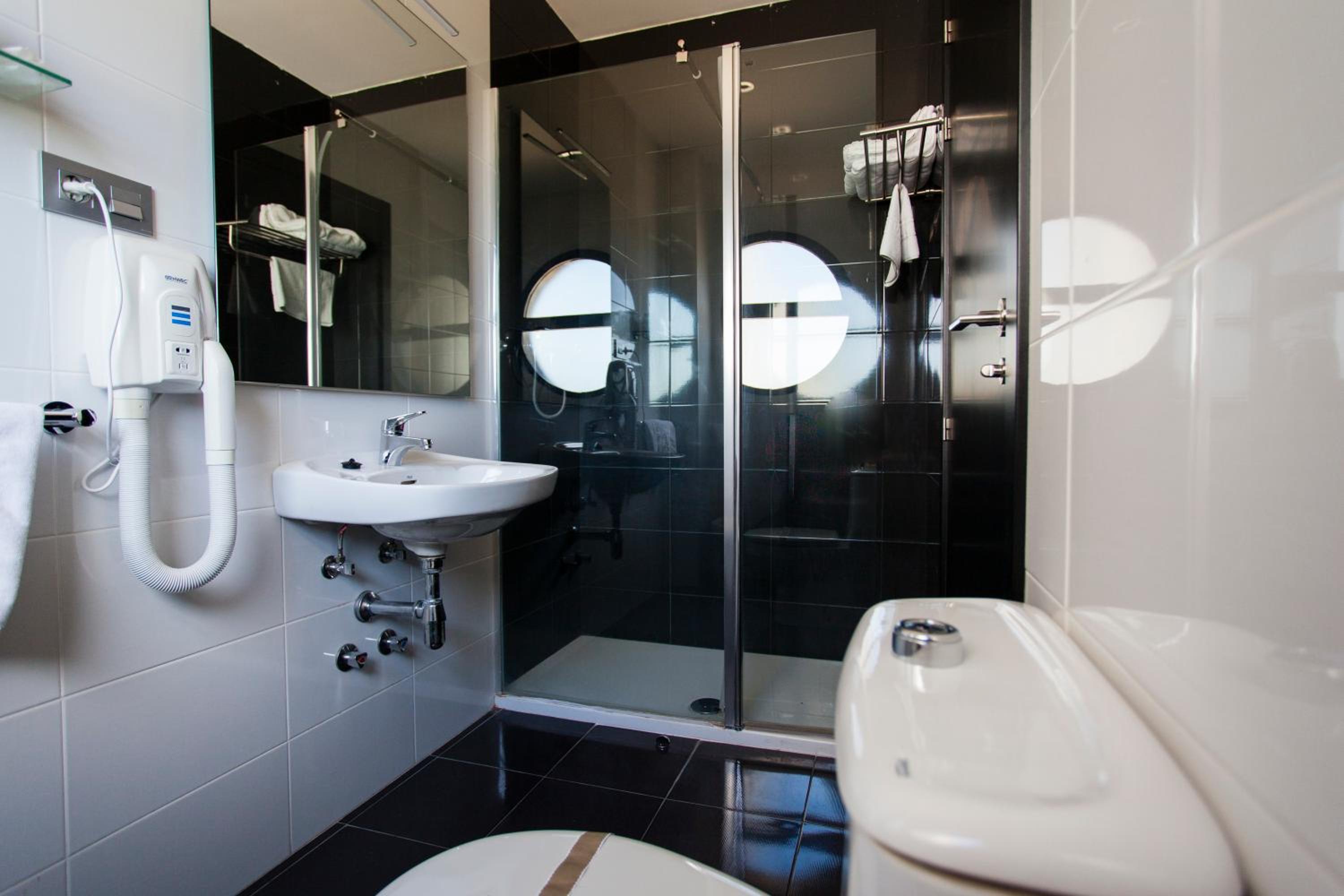 Twin Room - Photo 2