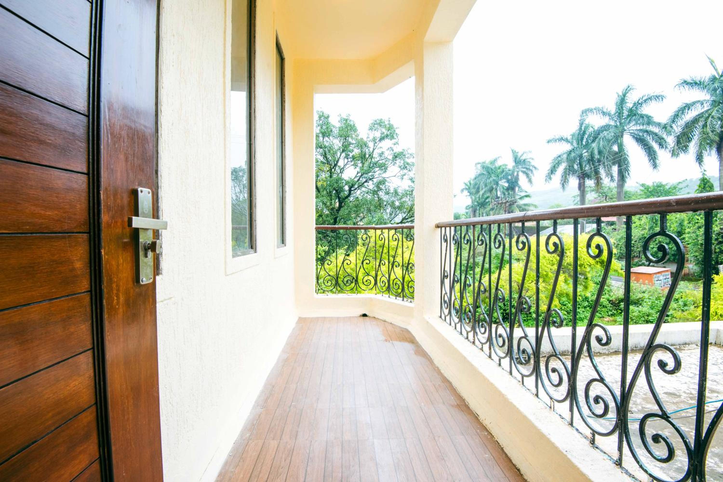 Spacious Premium Room with Balcony photo 2