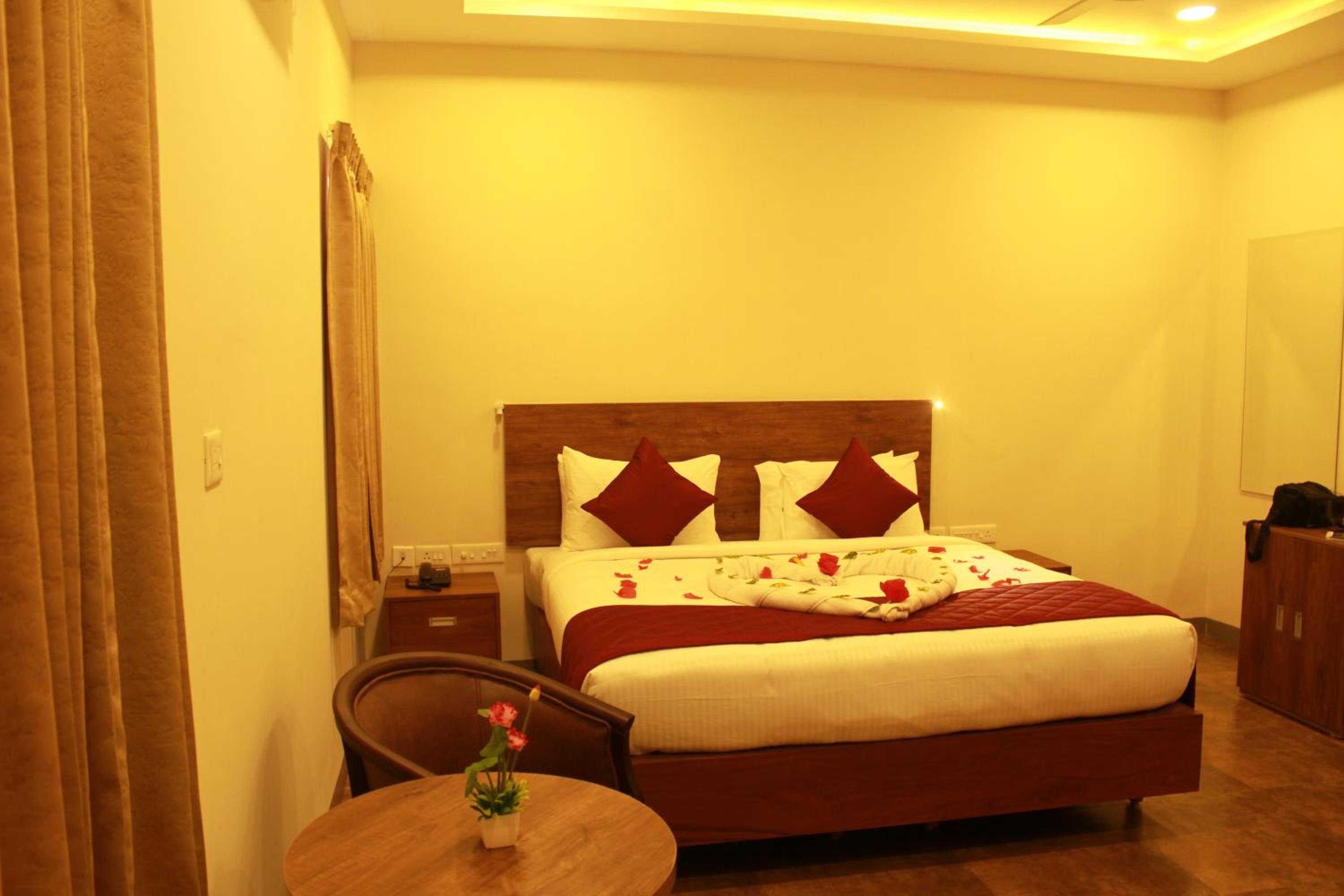 Deluxe Double Room (2 Adults + 1 Child) - Photo 2