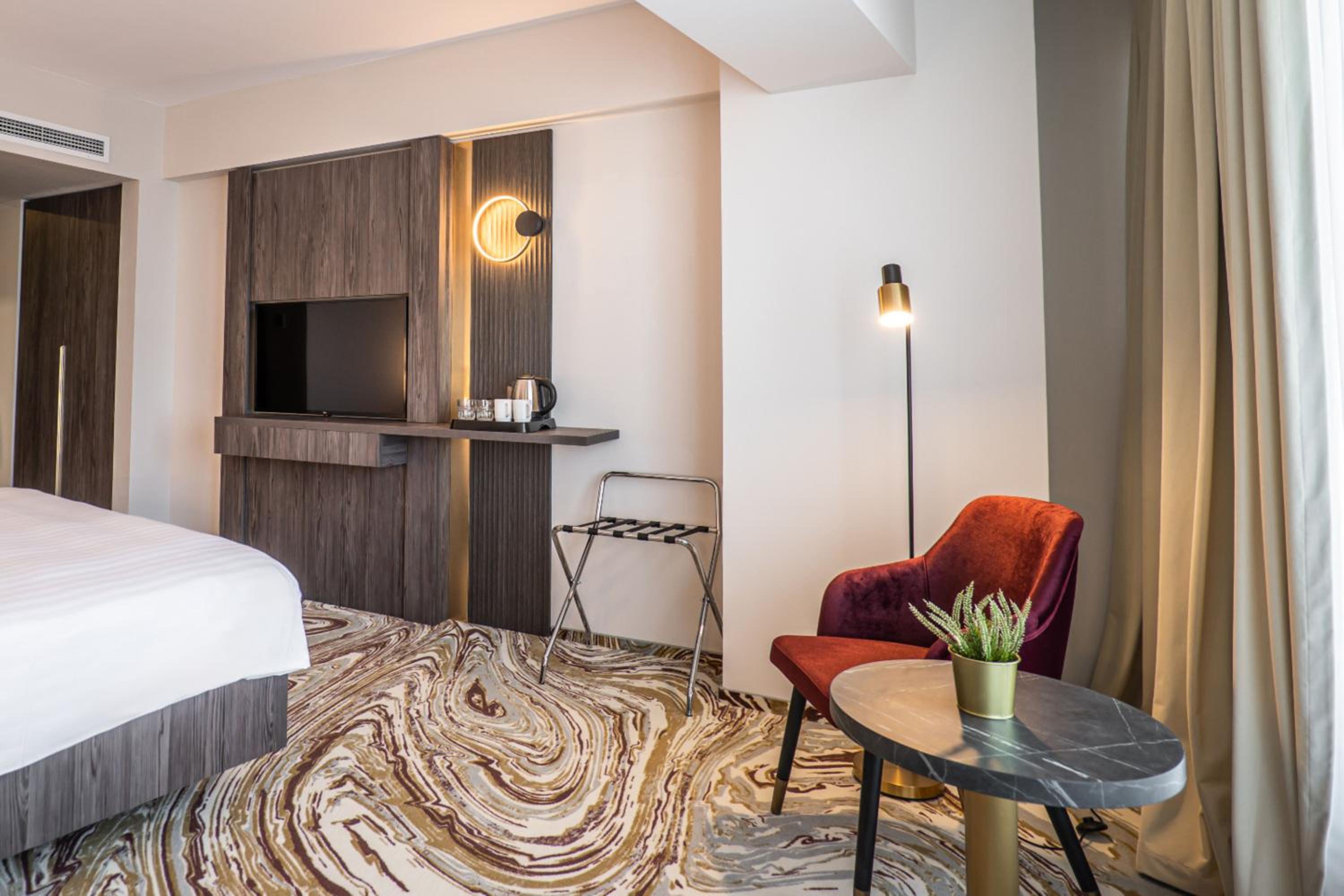 Superior King Room - Photo 7