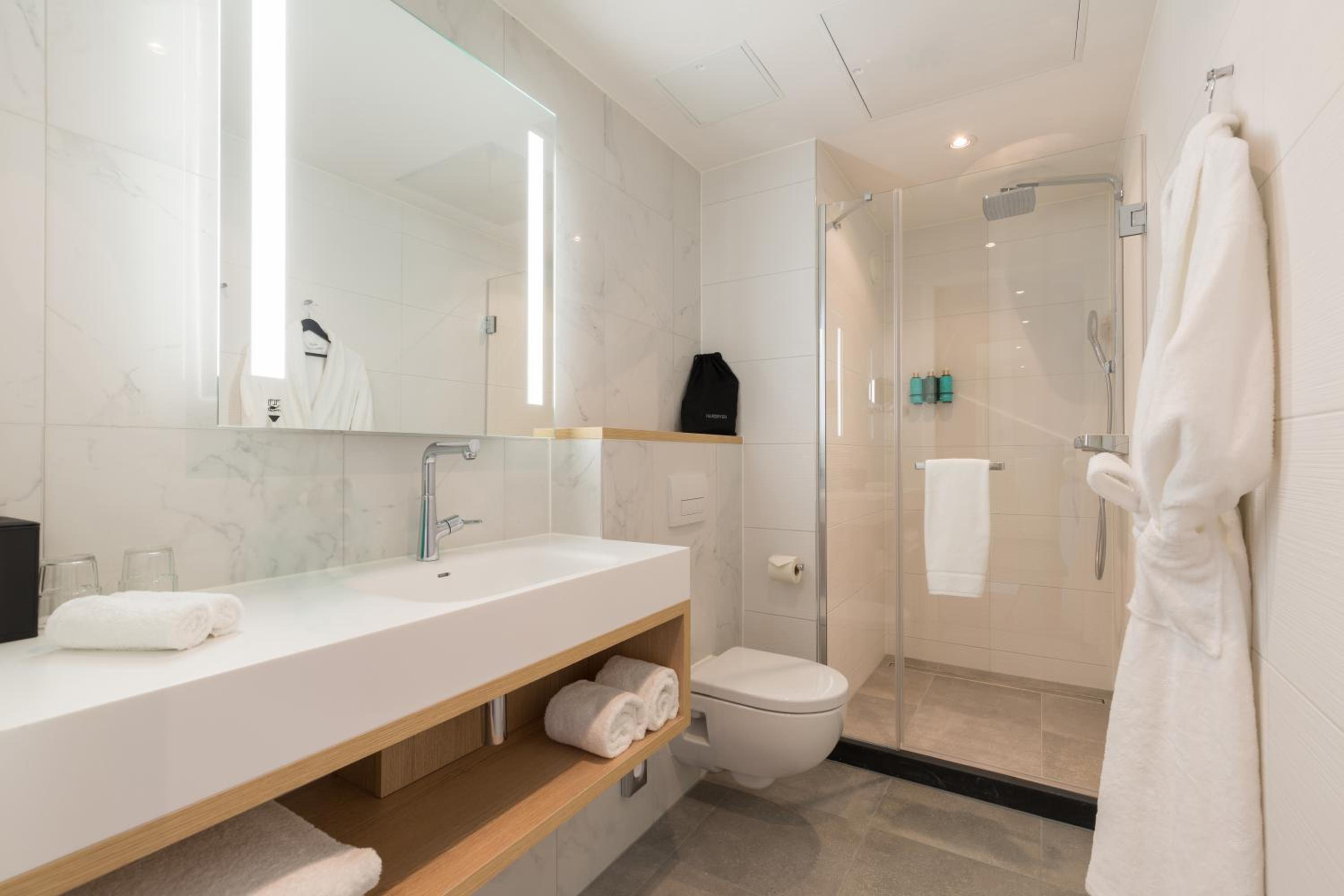 Standard King Room - Photo 7