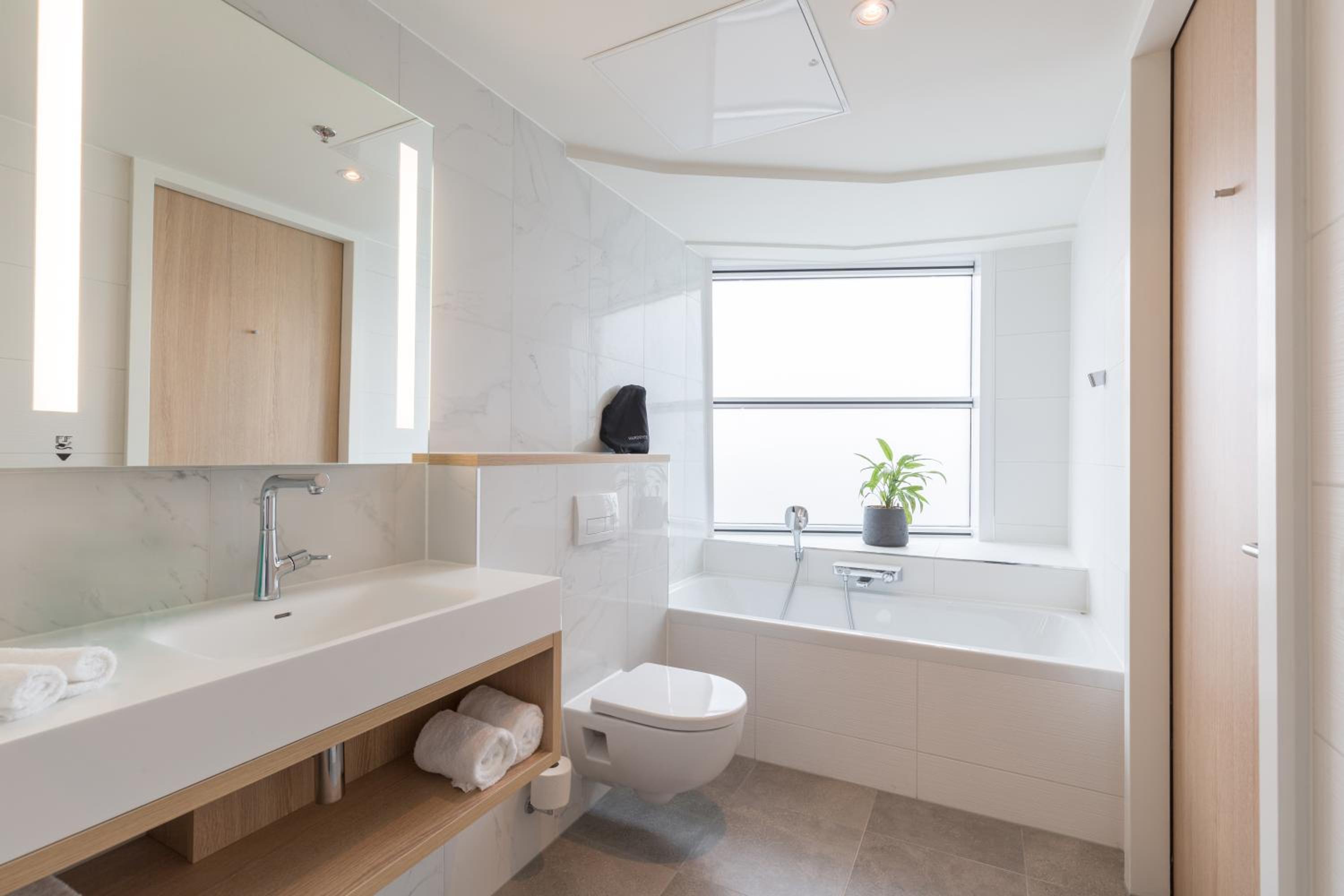 Premium King Room - Photo 9