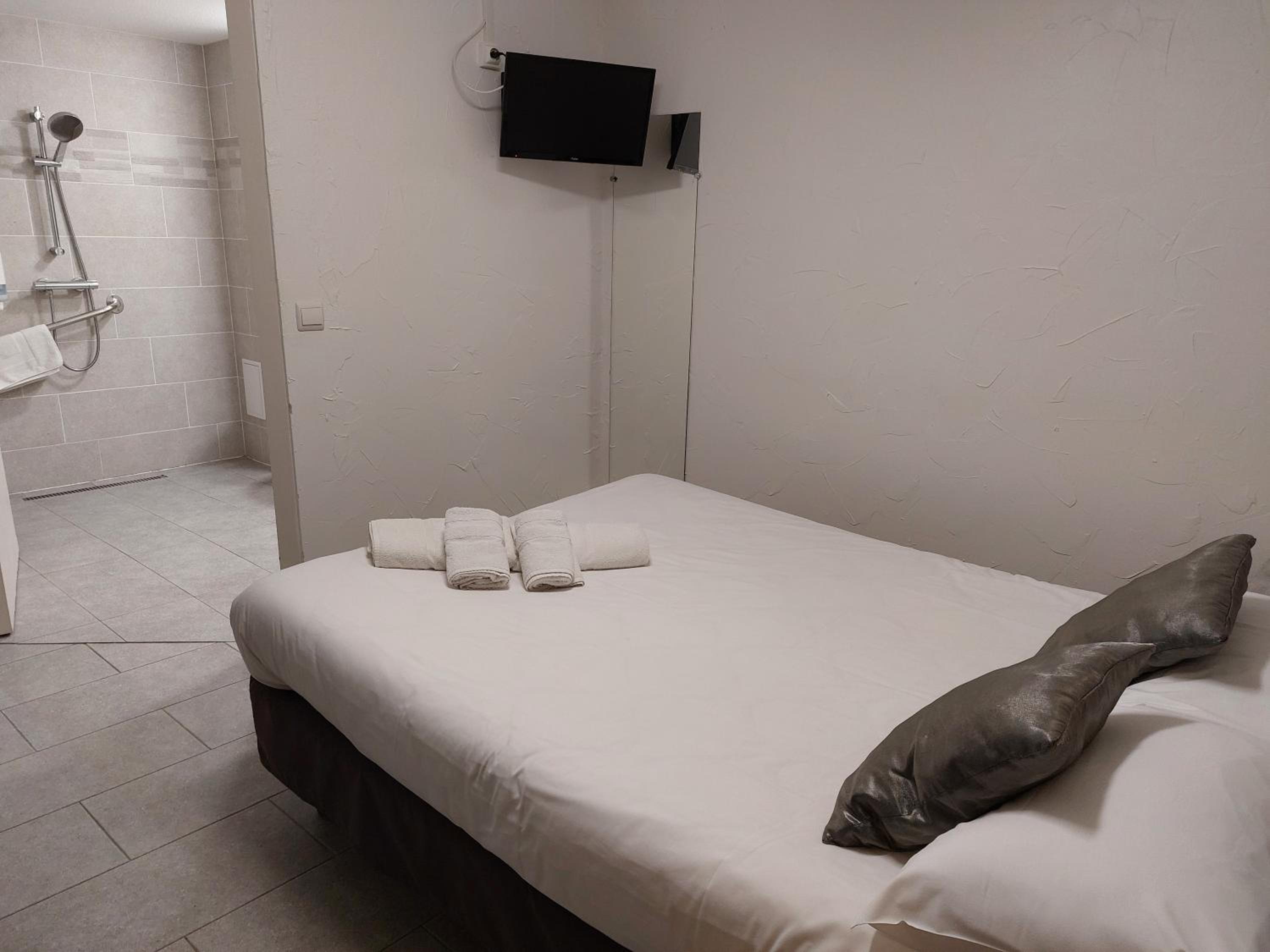Double Room - Disability Access - Photo 1