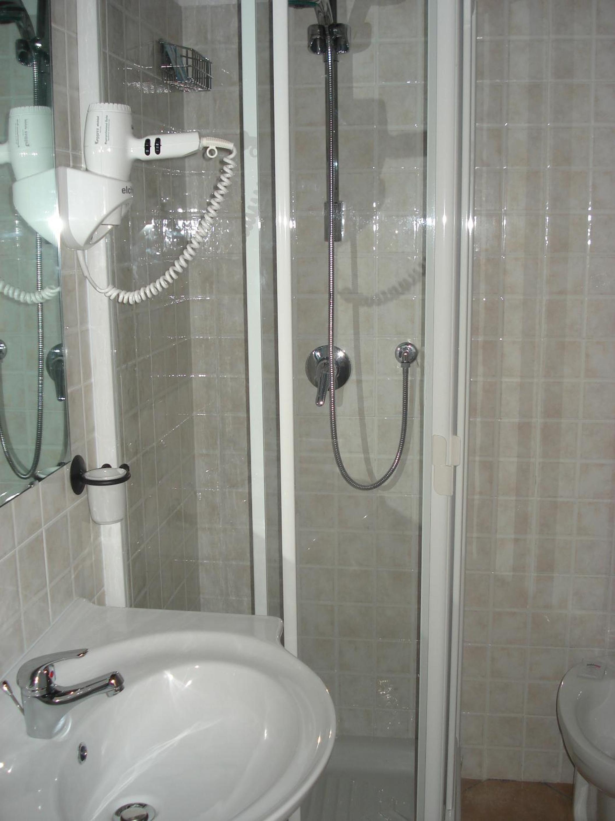Triple Room - Photo 12