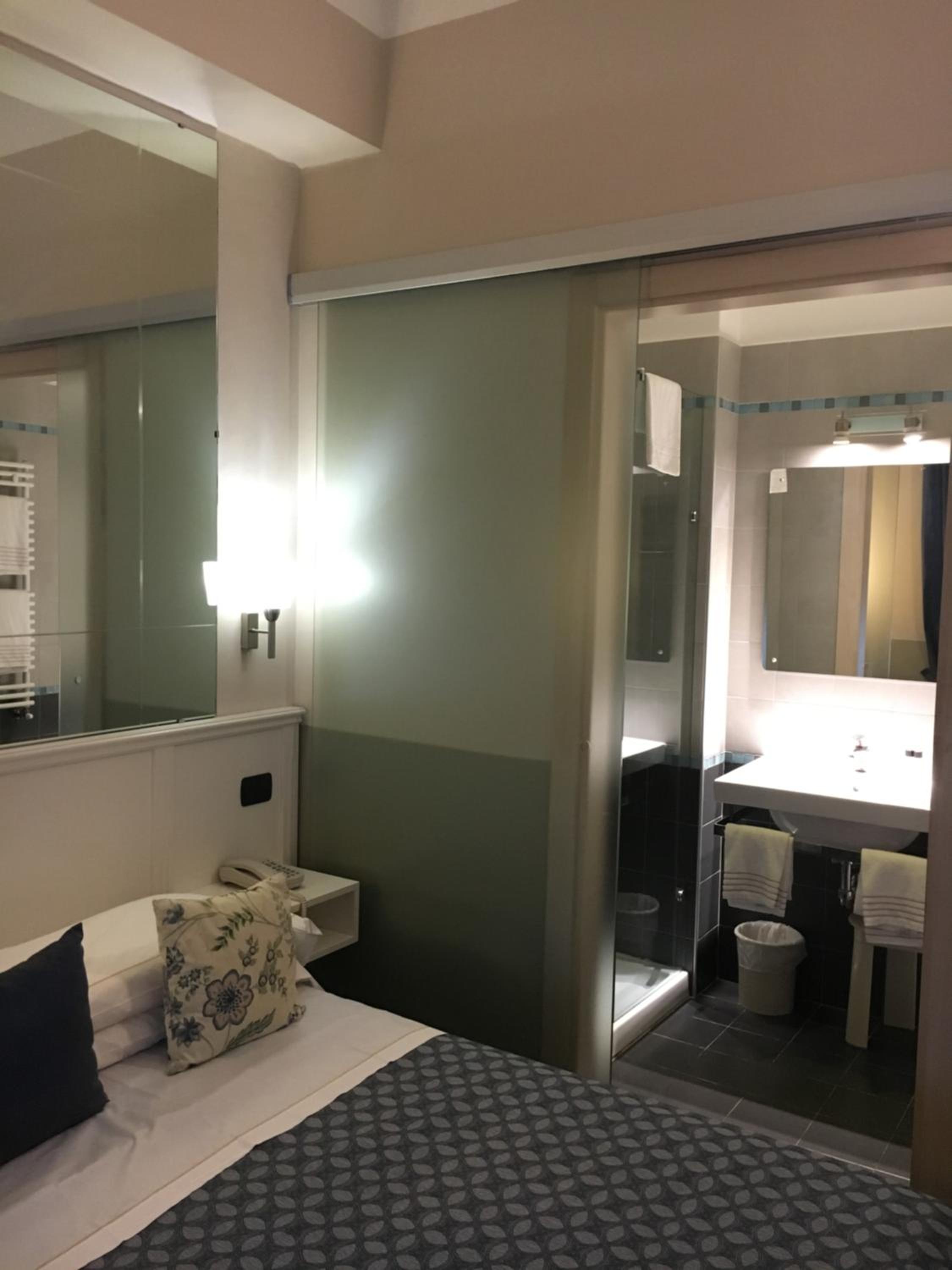 Double or Twin Room - Photo 4