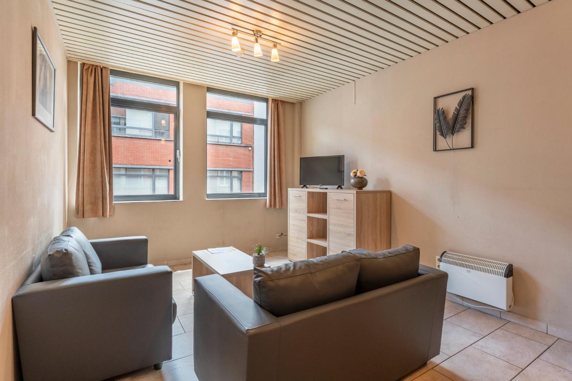 One-Bedroom Apartment - Photo 2