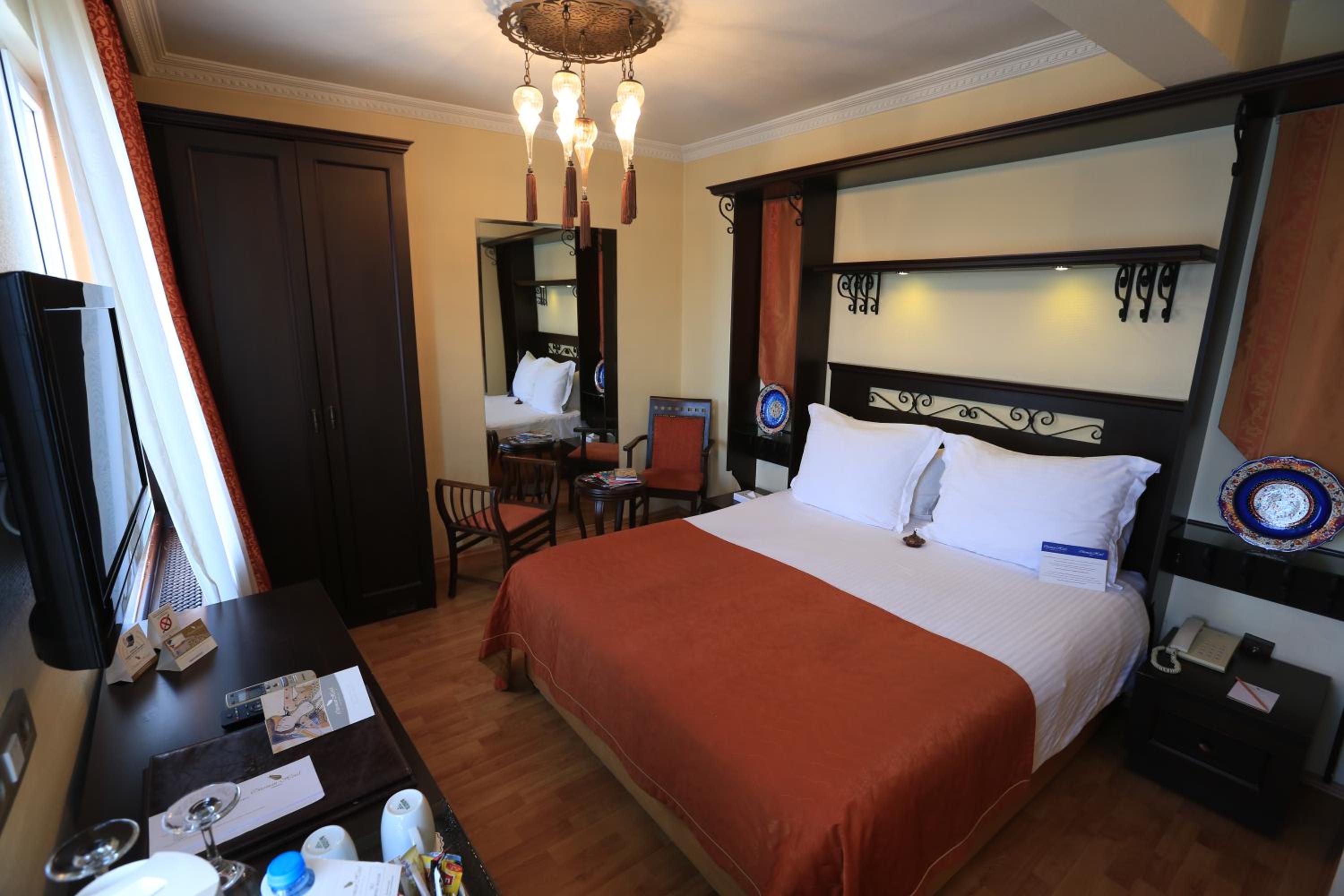 Double or Twin Room with City View photo 2
