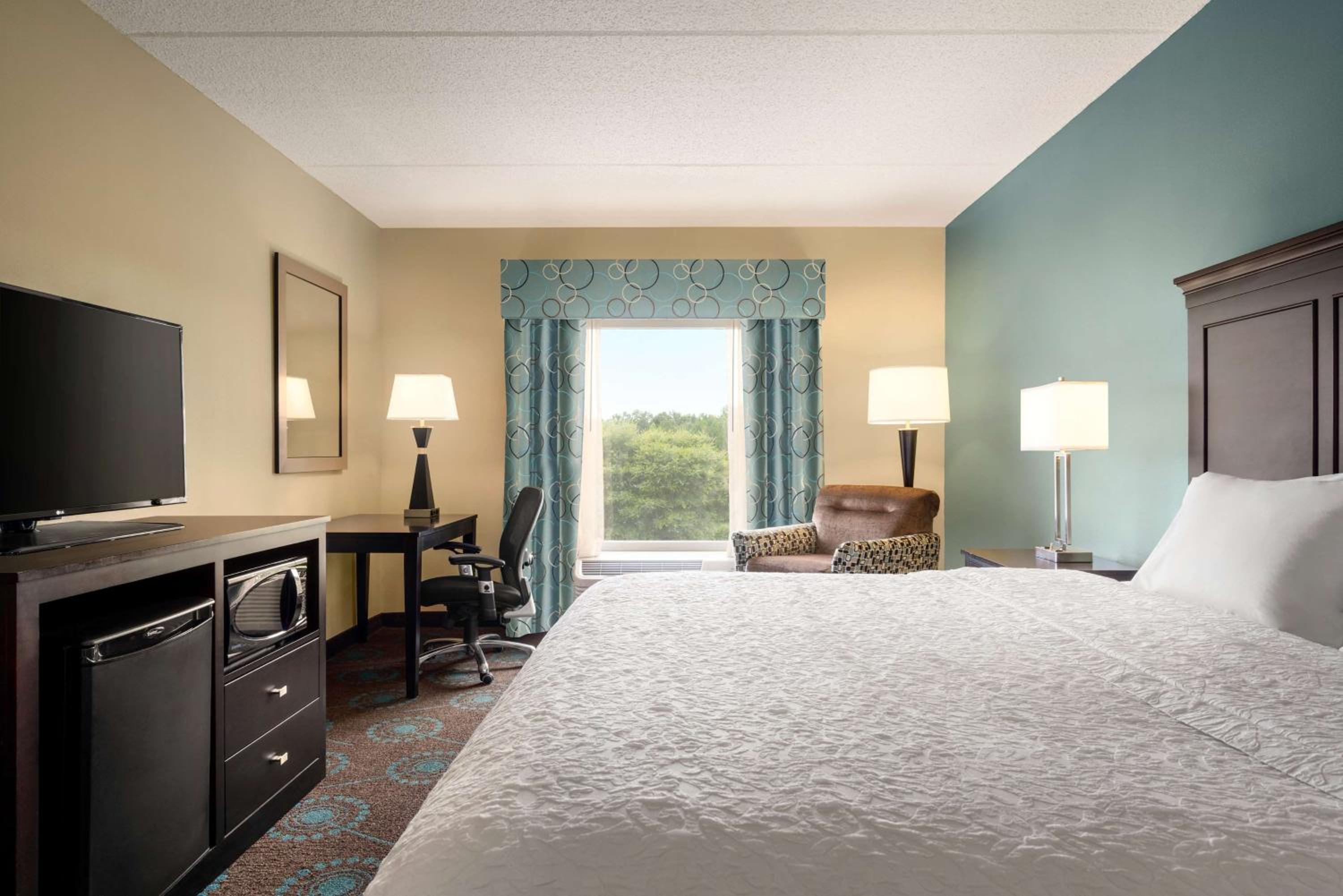 King Room with King Bed - Non-Smoking - Photo 2