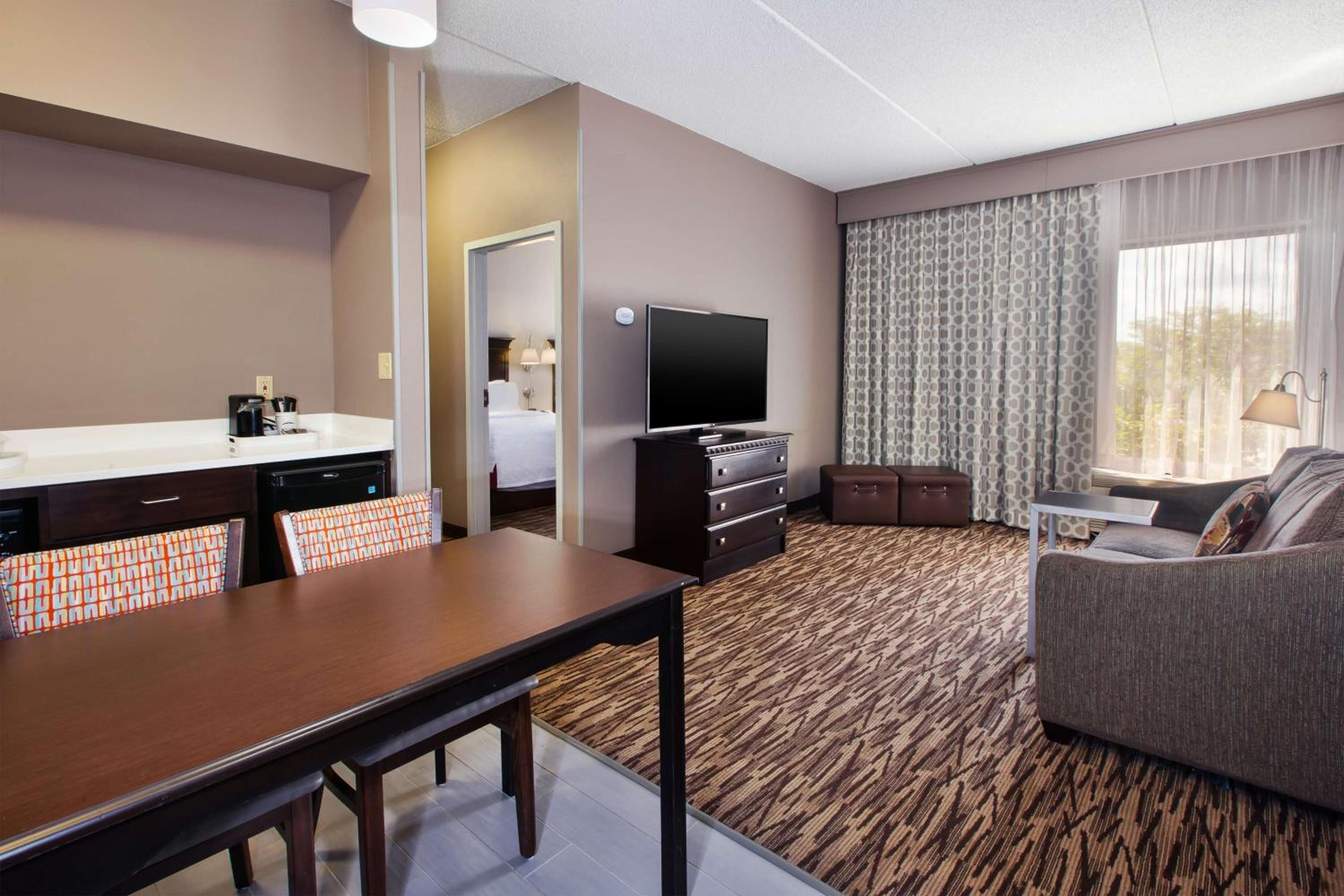 One-Bedroom Suite - Photo 7