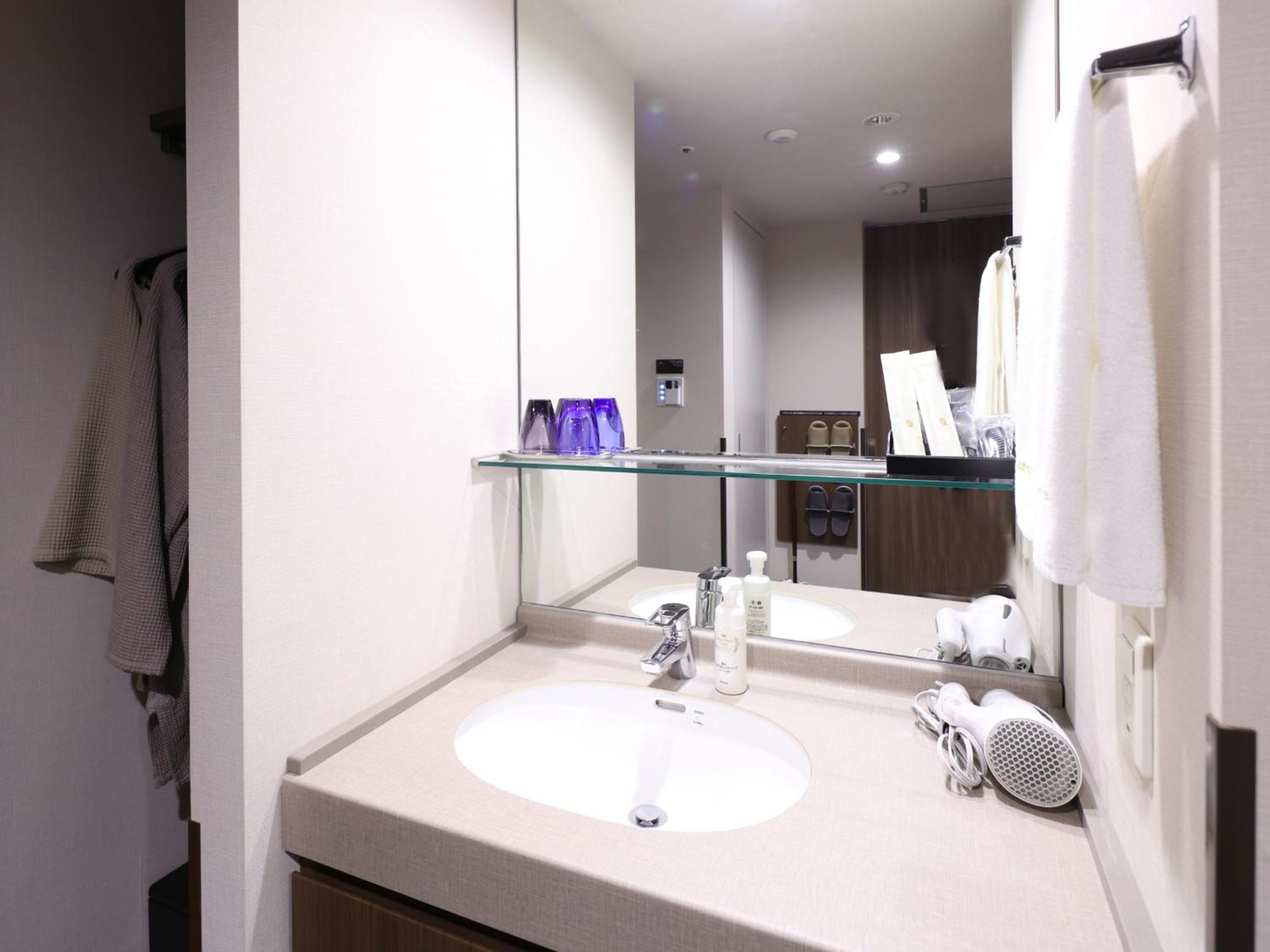 Standard Twin Room with Lounge Access - Non-Smoking photo 1