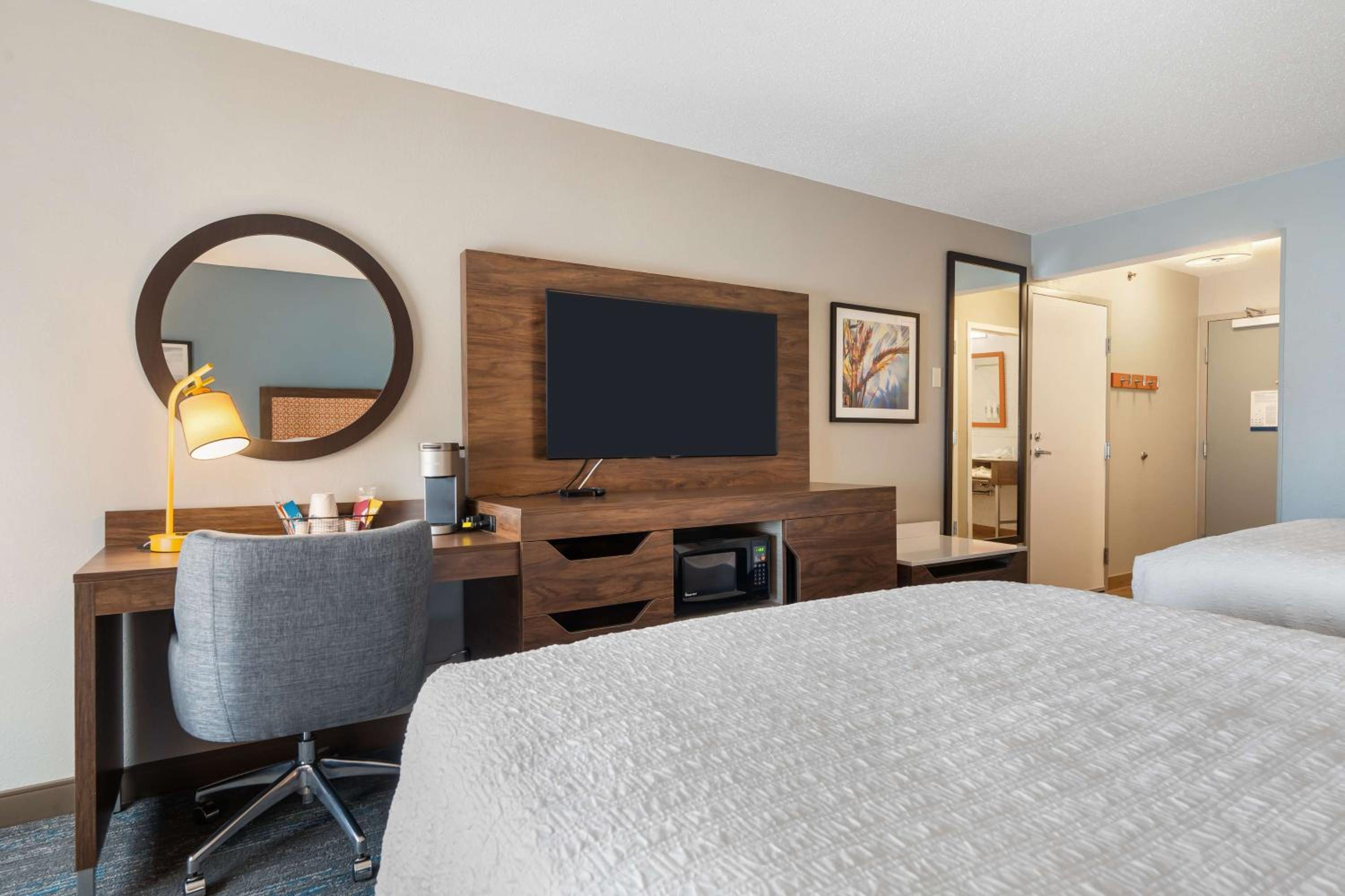 Queen Room with Two Queen Beds - Non-Smoking - Photo 10