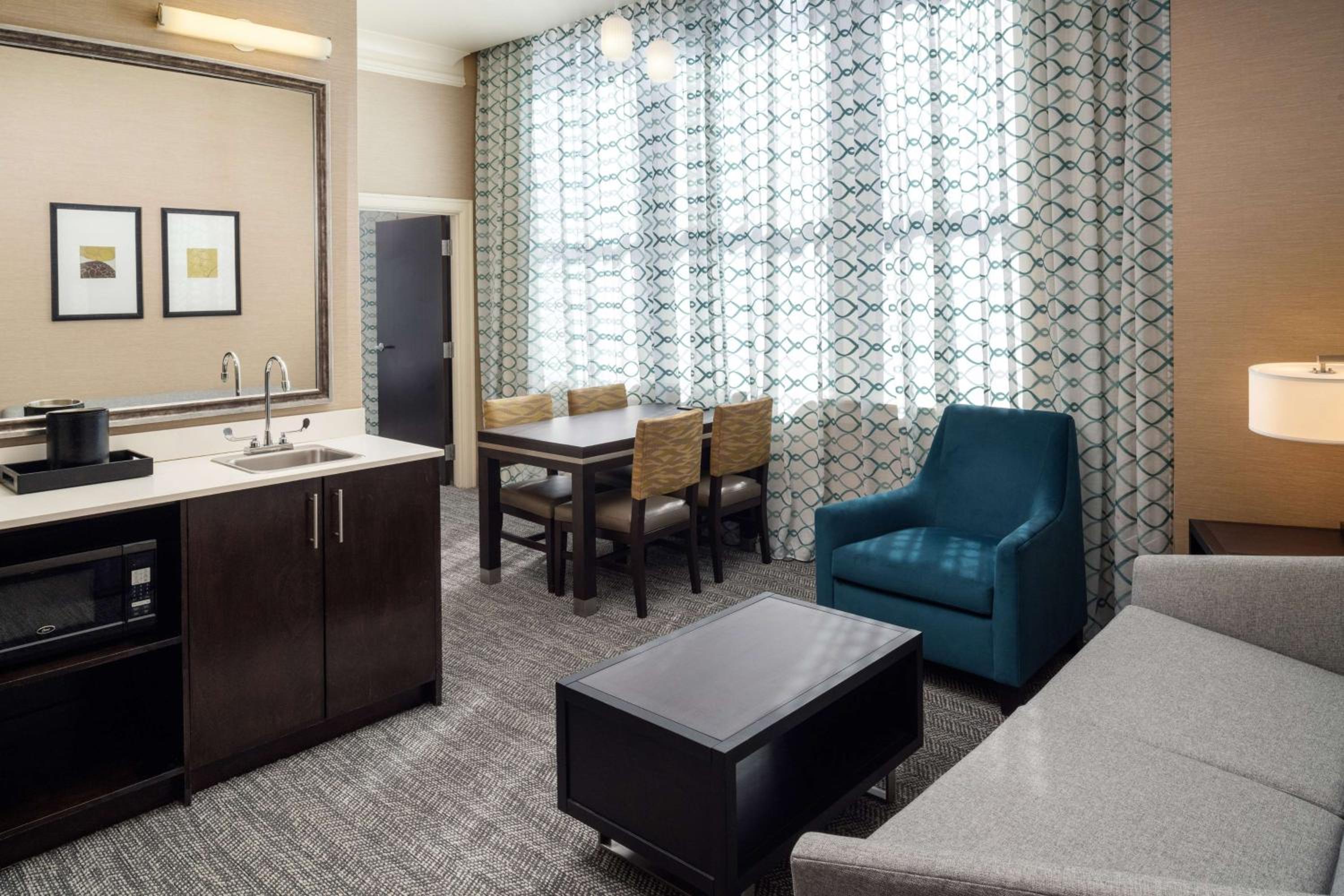 King Corner Suite with City View - Non-Smoking - Photo 1