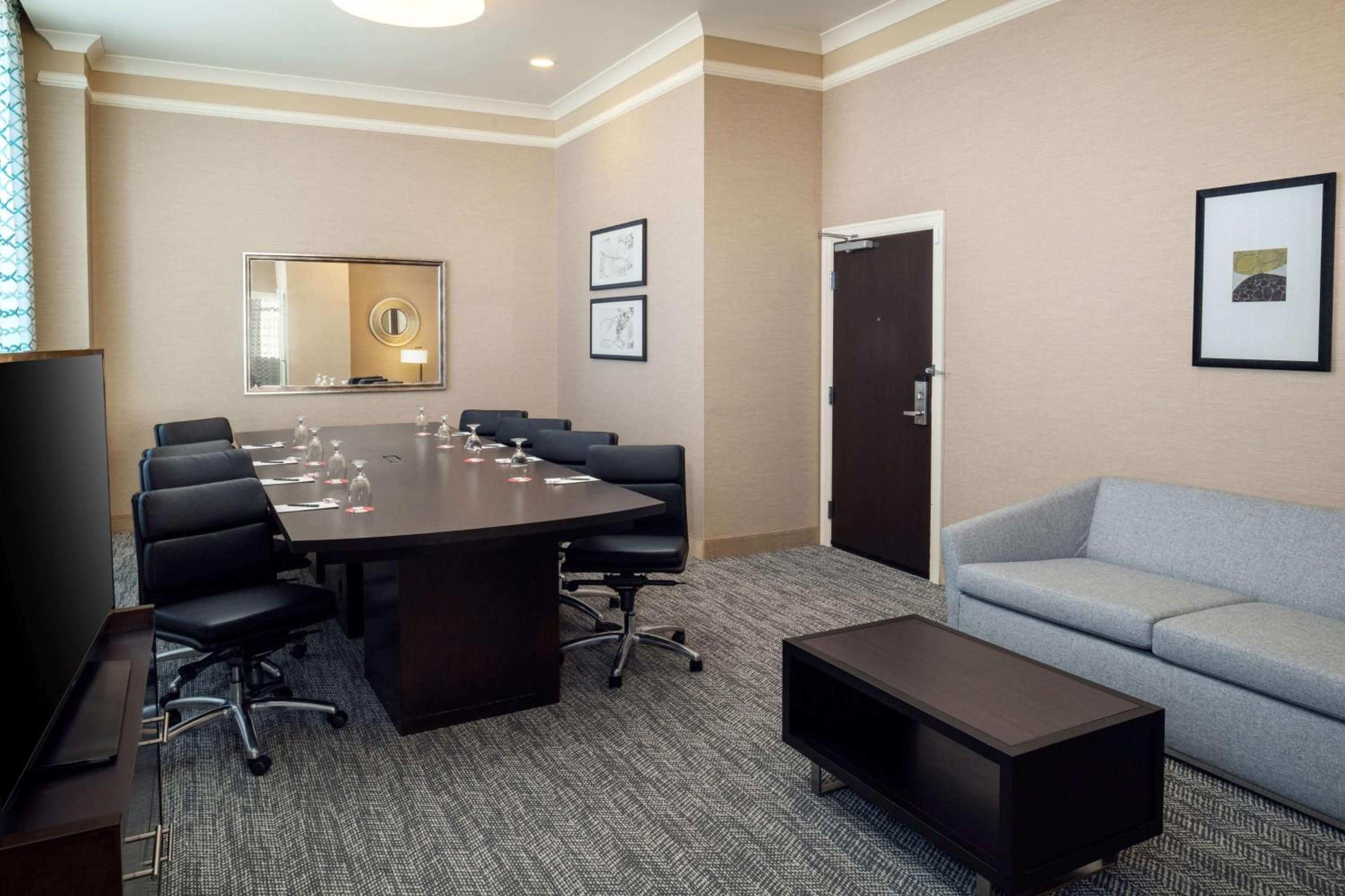 Non-Smoking King Executive Conference Room - Photo 10