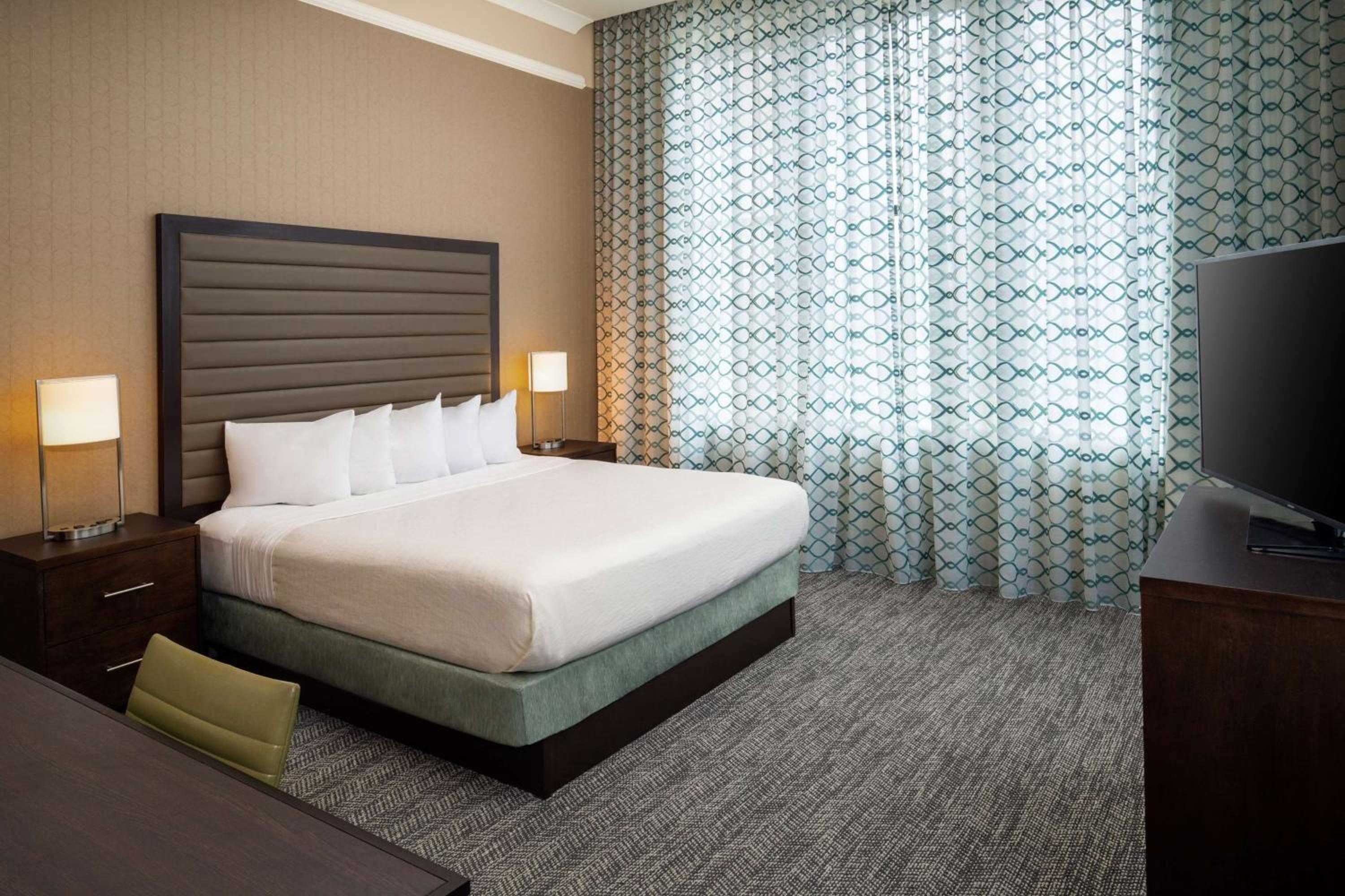 One-Bedroom King Suite - Non-Smoking - Photo 6