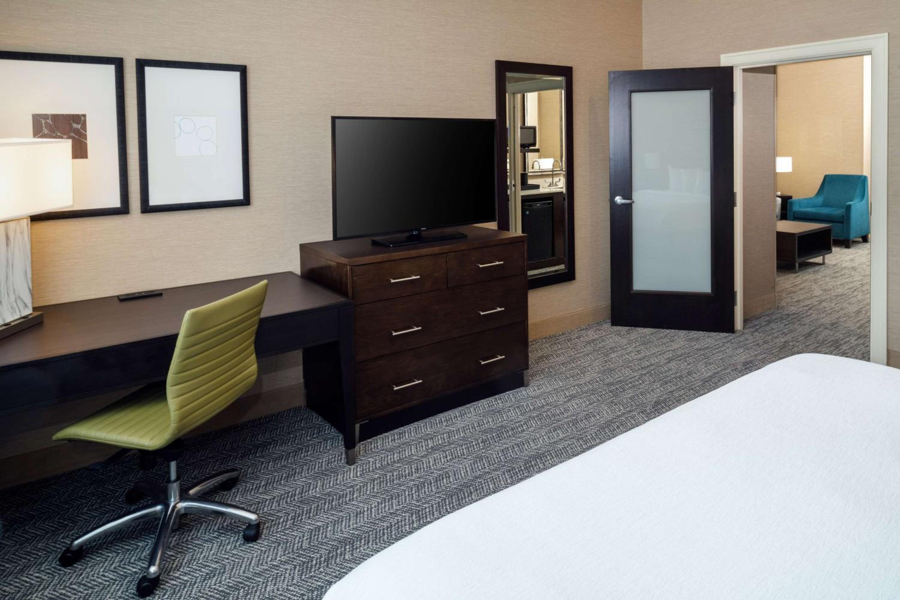 One-Bedroom King Suite - Non-Smoking - Photo 7