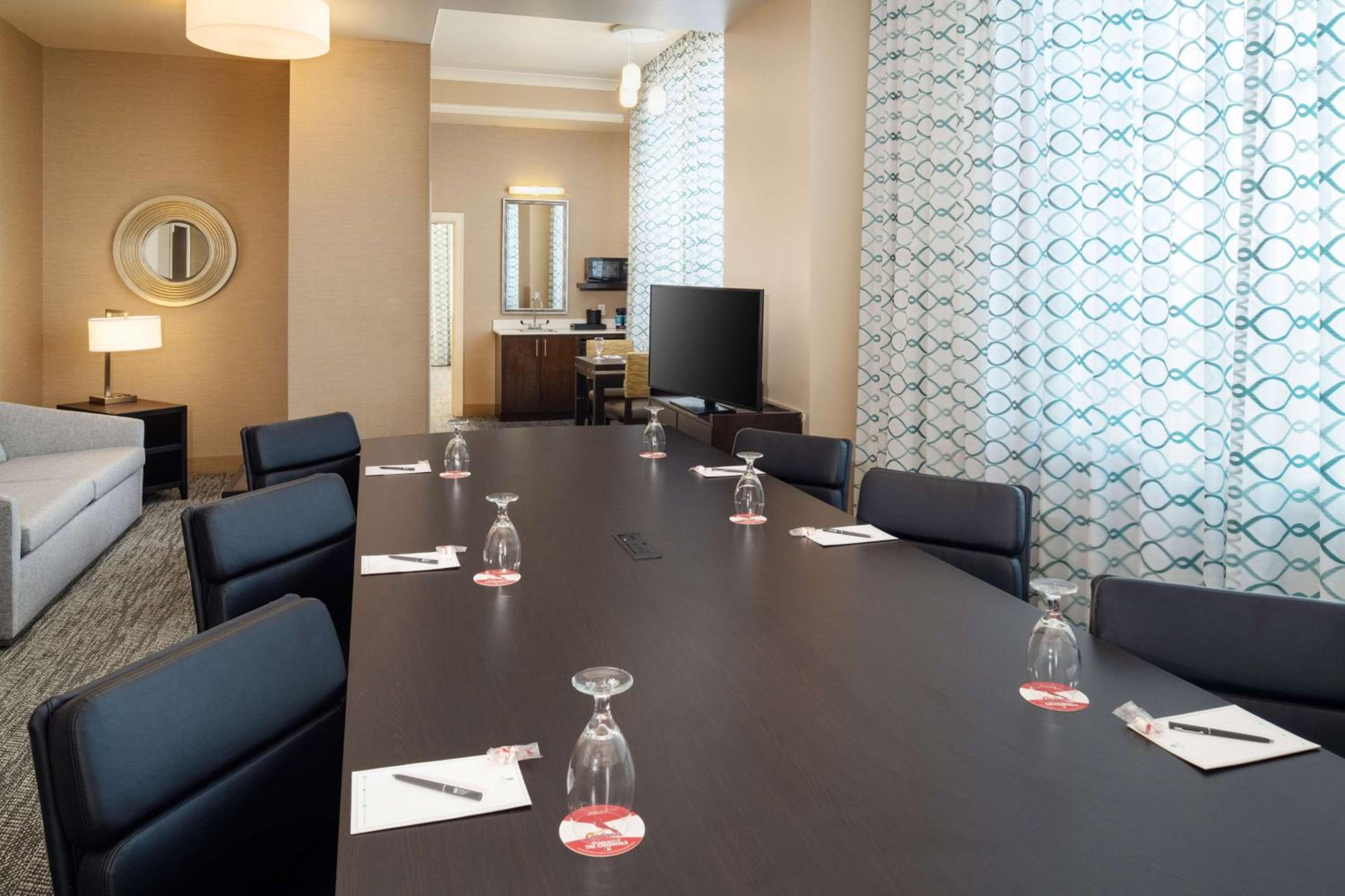 Non-Smoking King Executive Conference Room - Photo 3