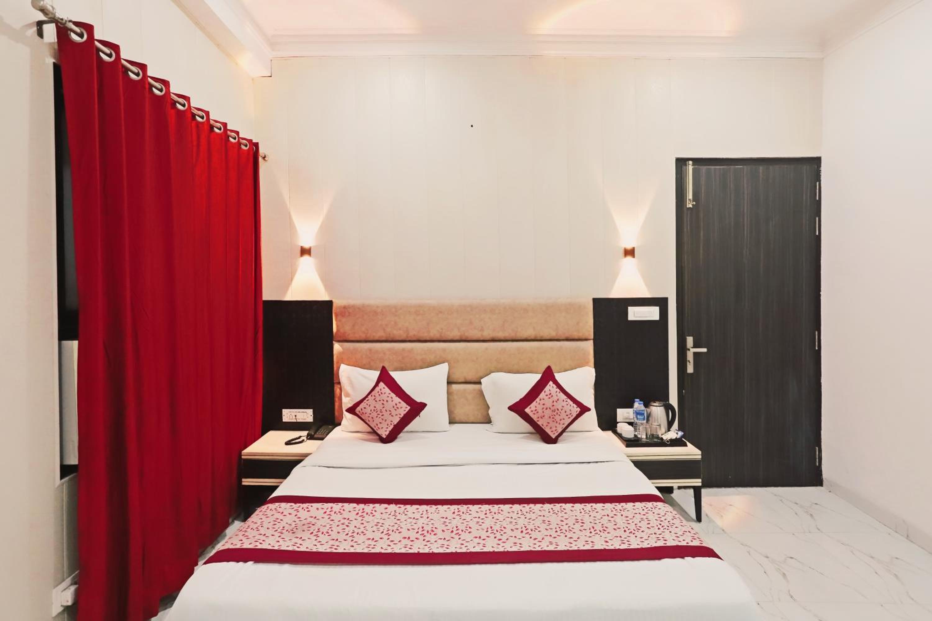 Deluxe Room (2 Adults + 1 Child) photo 1