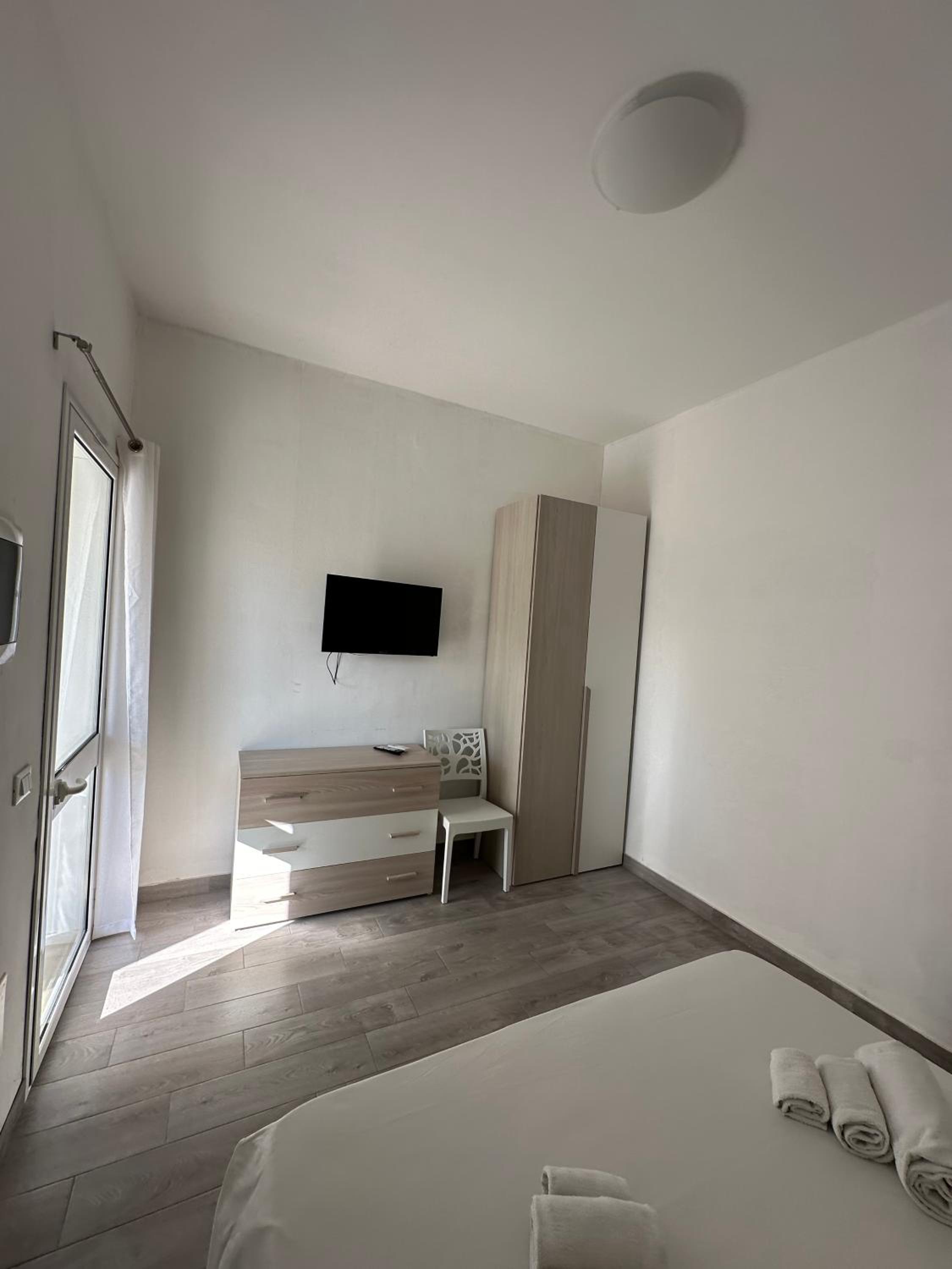 Double Room with Private Bathroom - Photo 2