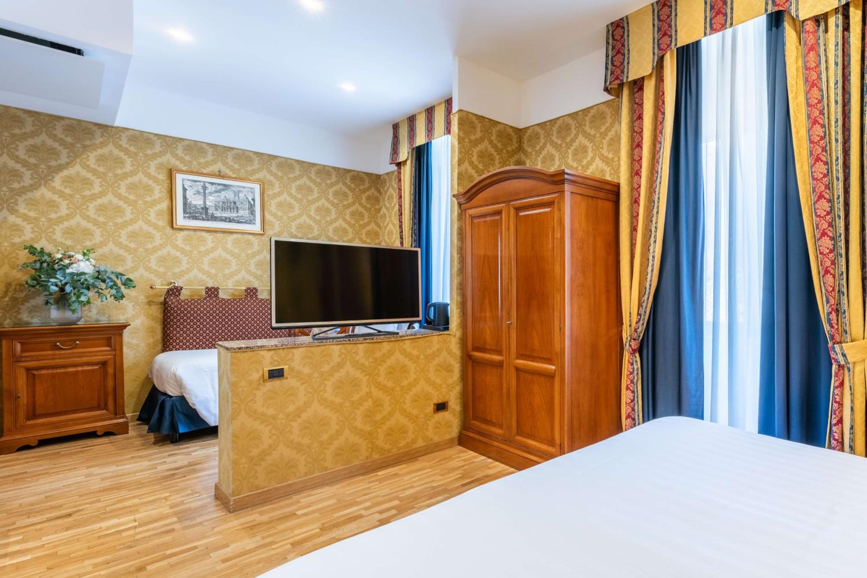 Comfort King Room thumbnail 5