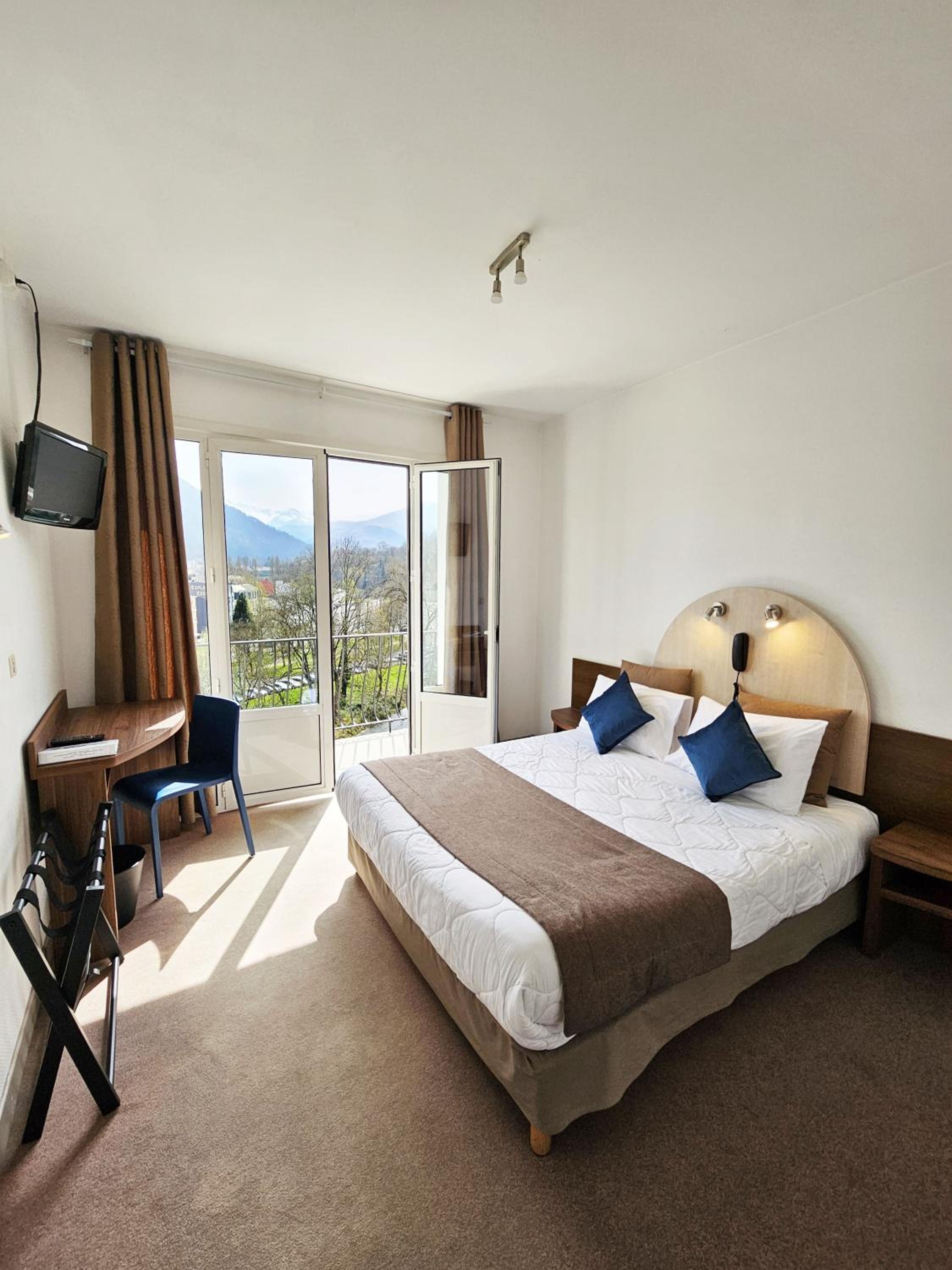 Double Room with Mountain View - Photo 1
