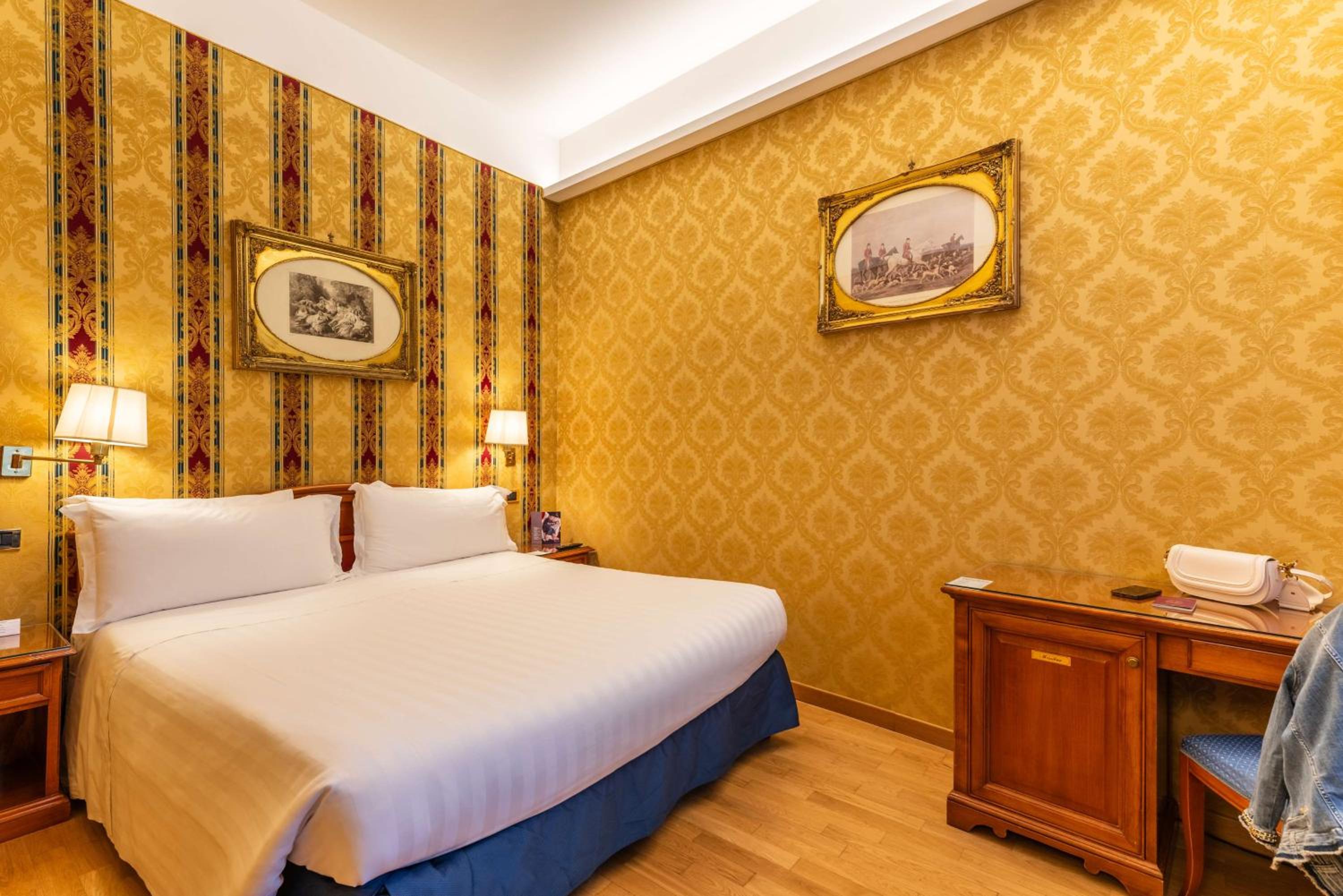 Family Room with One King Bed and Two Single Beds - Non-Smoking thumbnail 5