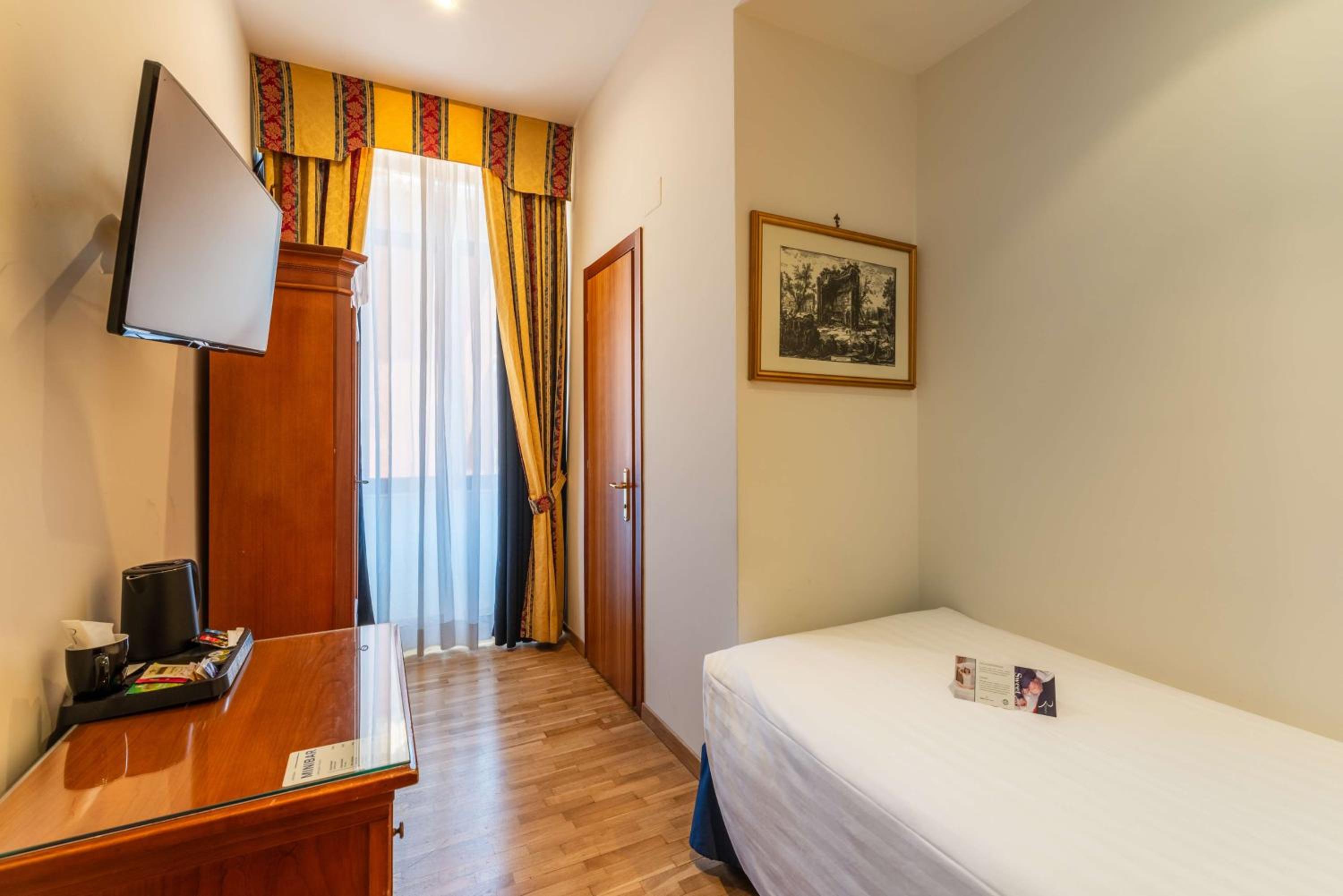 Standard Single Room - Non-Smoking thumbnail 6