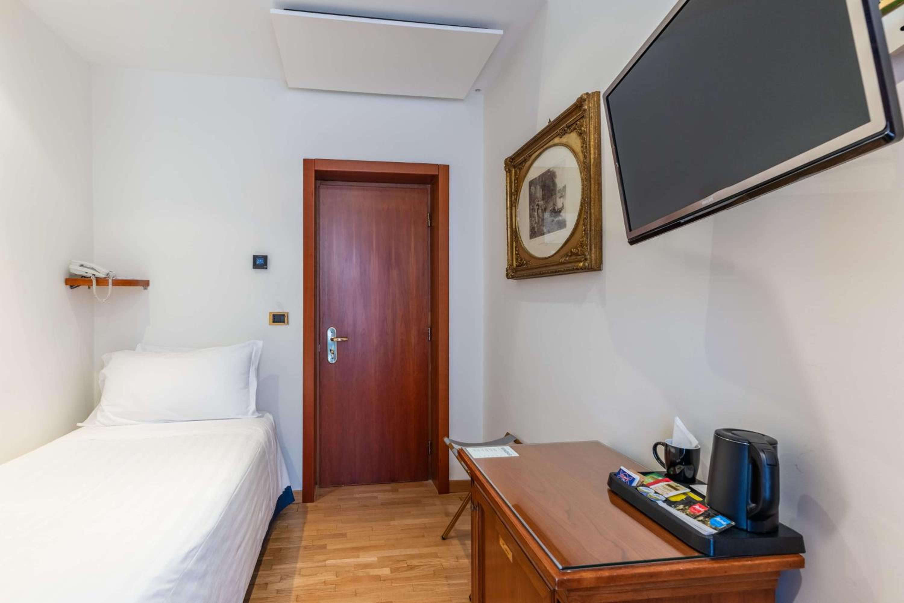 Standard Single Room - Non-Smoking thumbnail 5