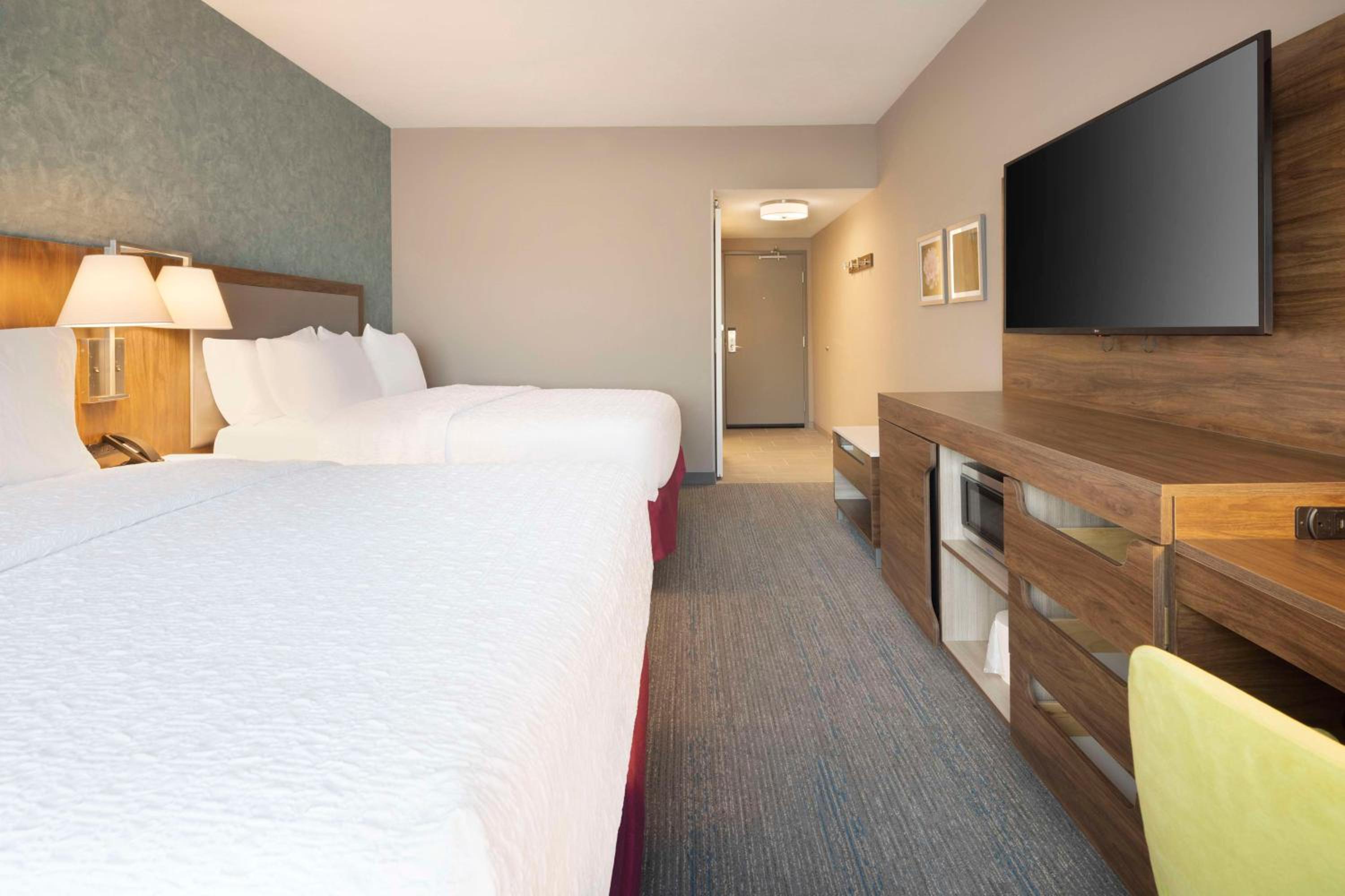 Queen Room with Two Queen Beds - Photo 3
