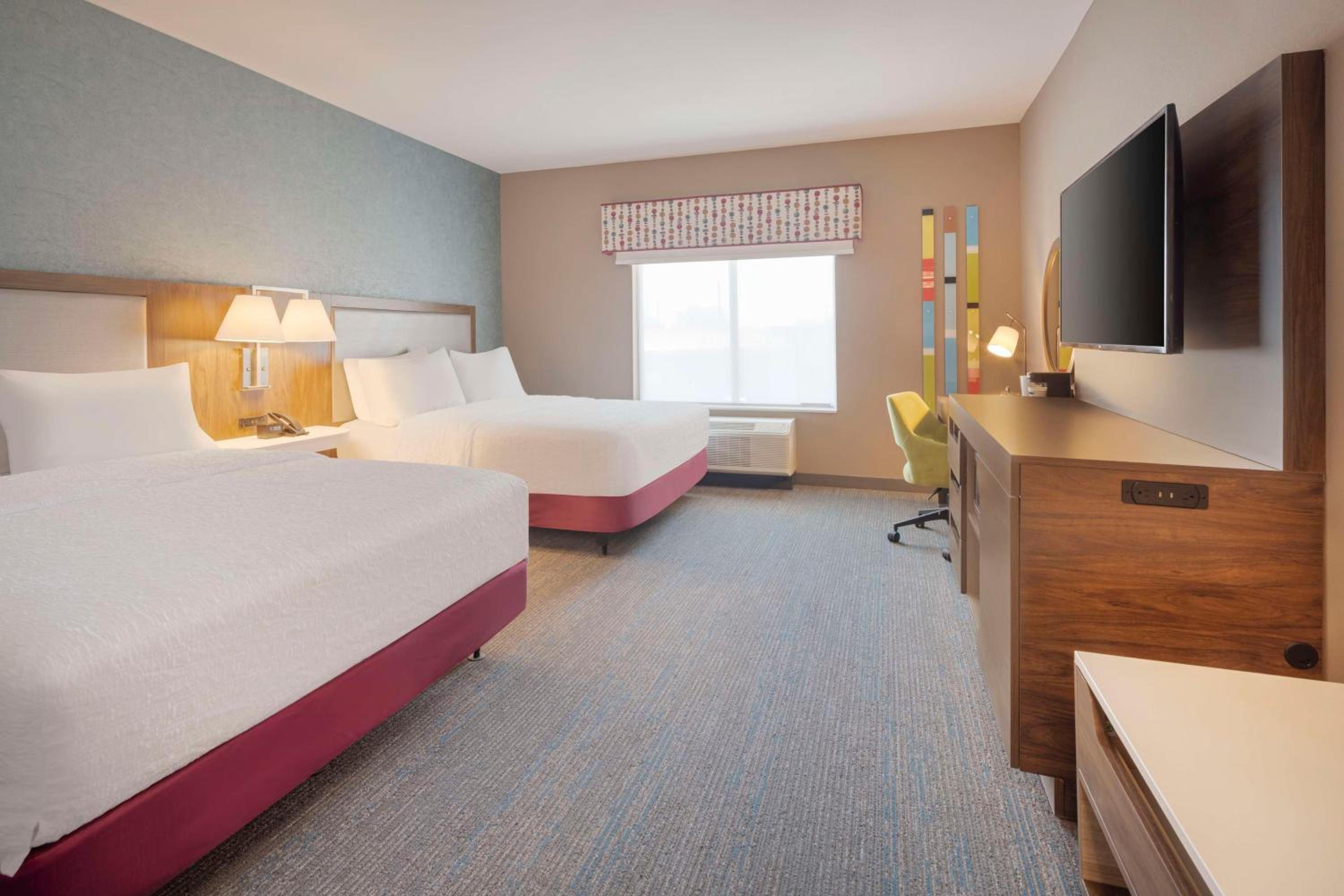 Queen Room with Two Queen Beds - Photo 4