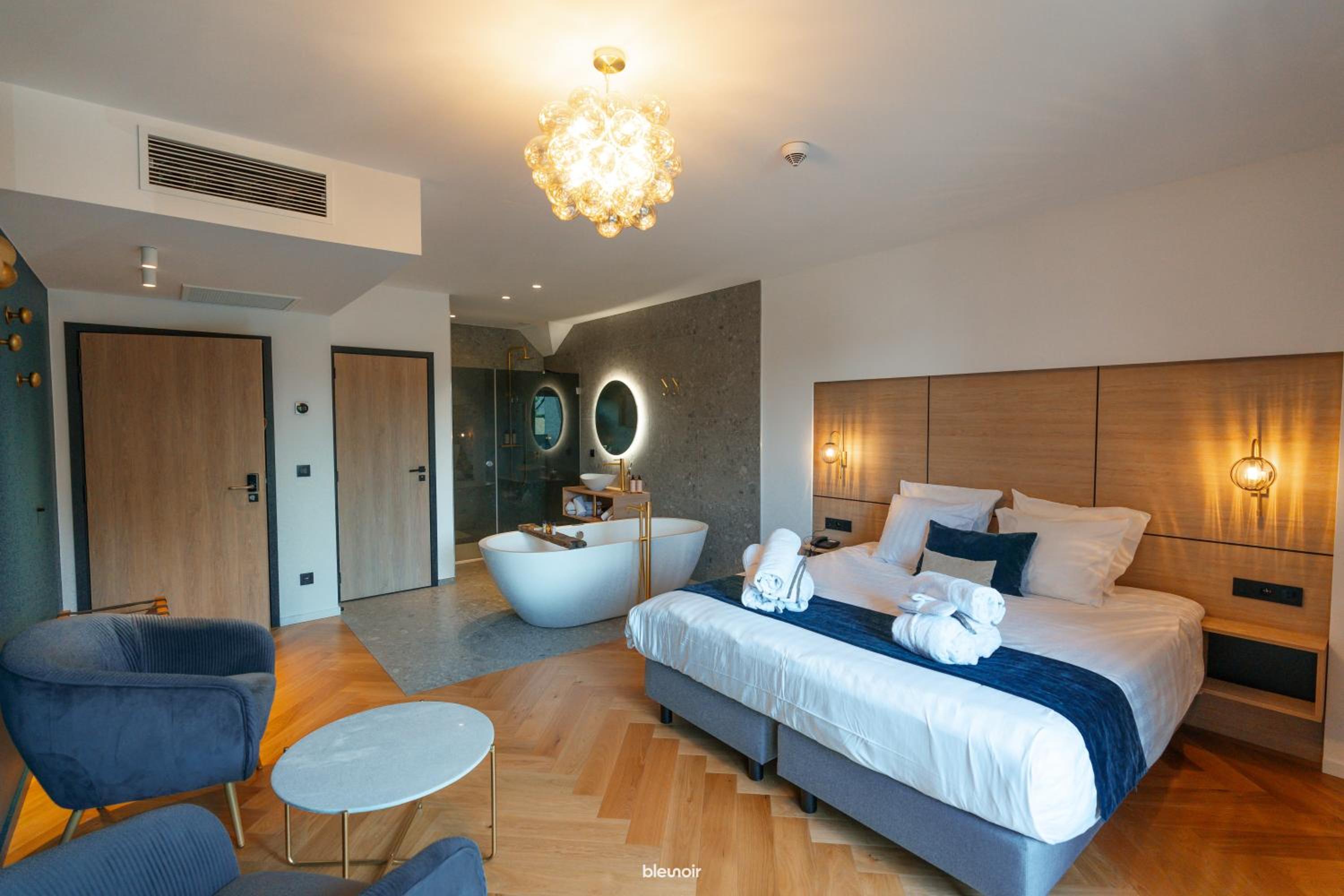 Suite with Spa Bath photo 1